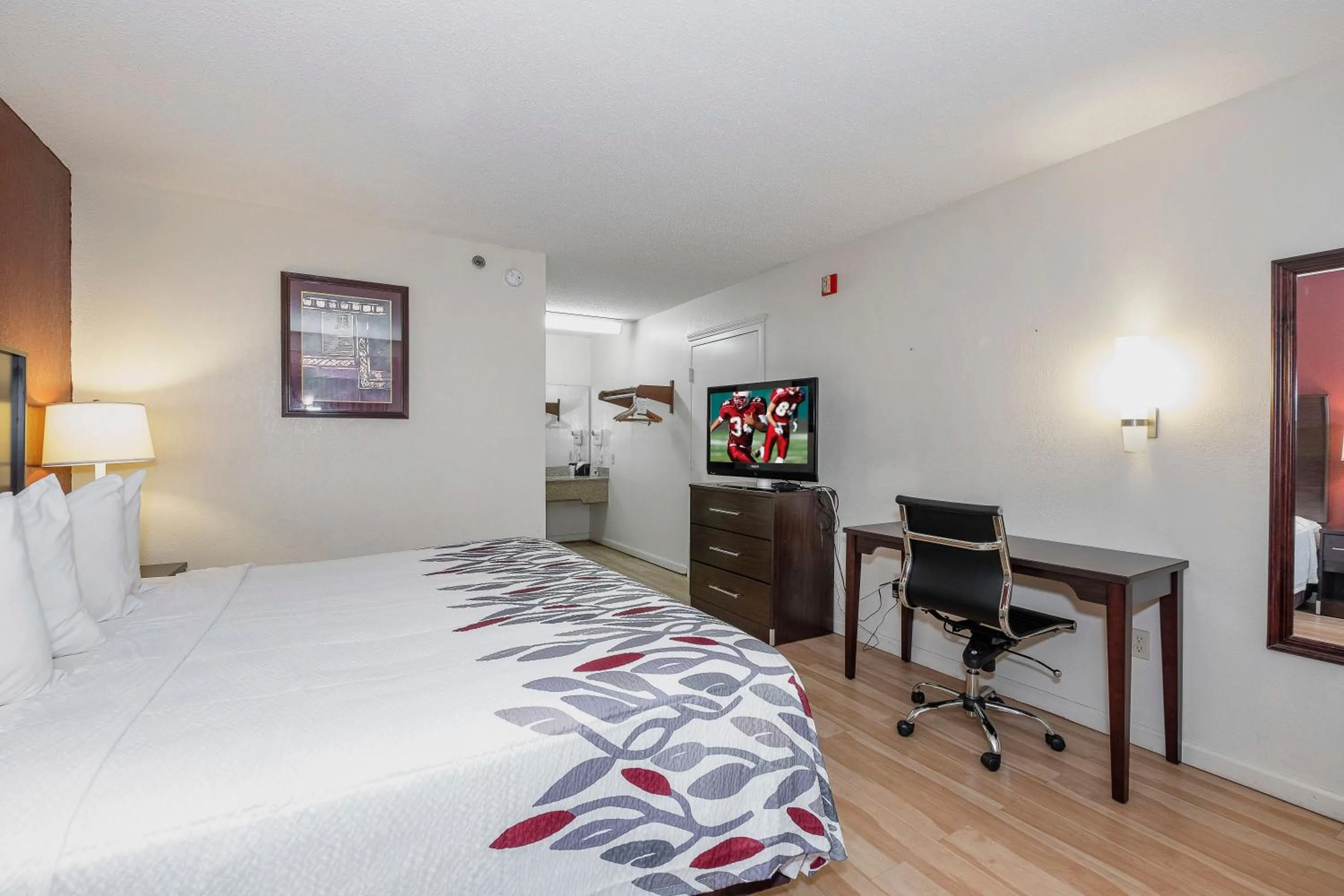 Photo of the whole room, Bed in Red Roof Inn & Suites Rome