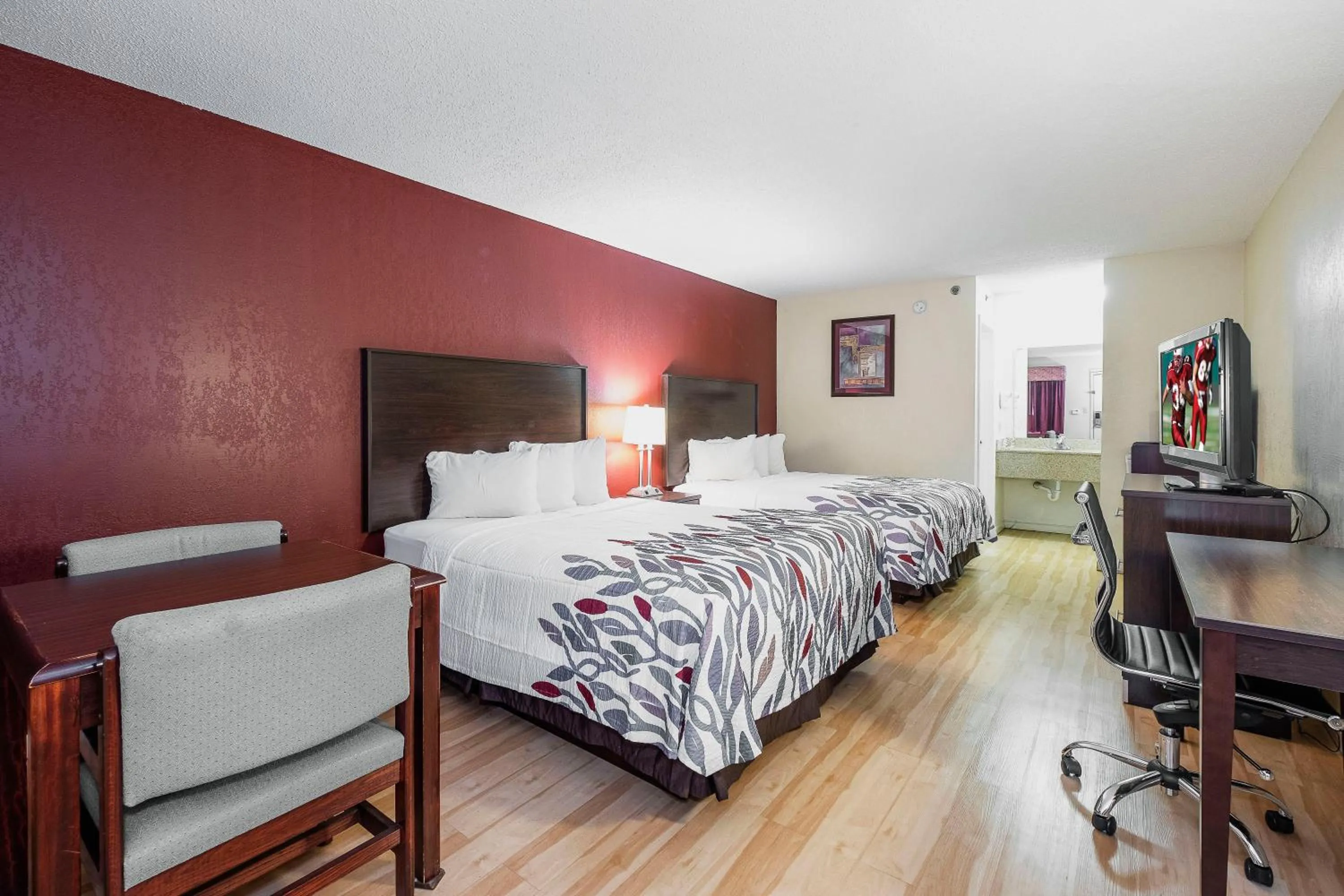 Photo of the whole room, Bed in Red Roof Inn & Suites Rome