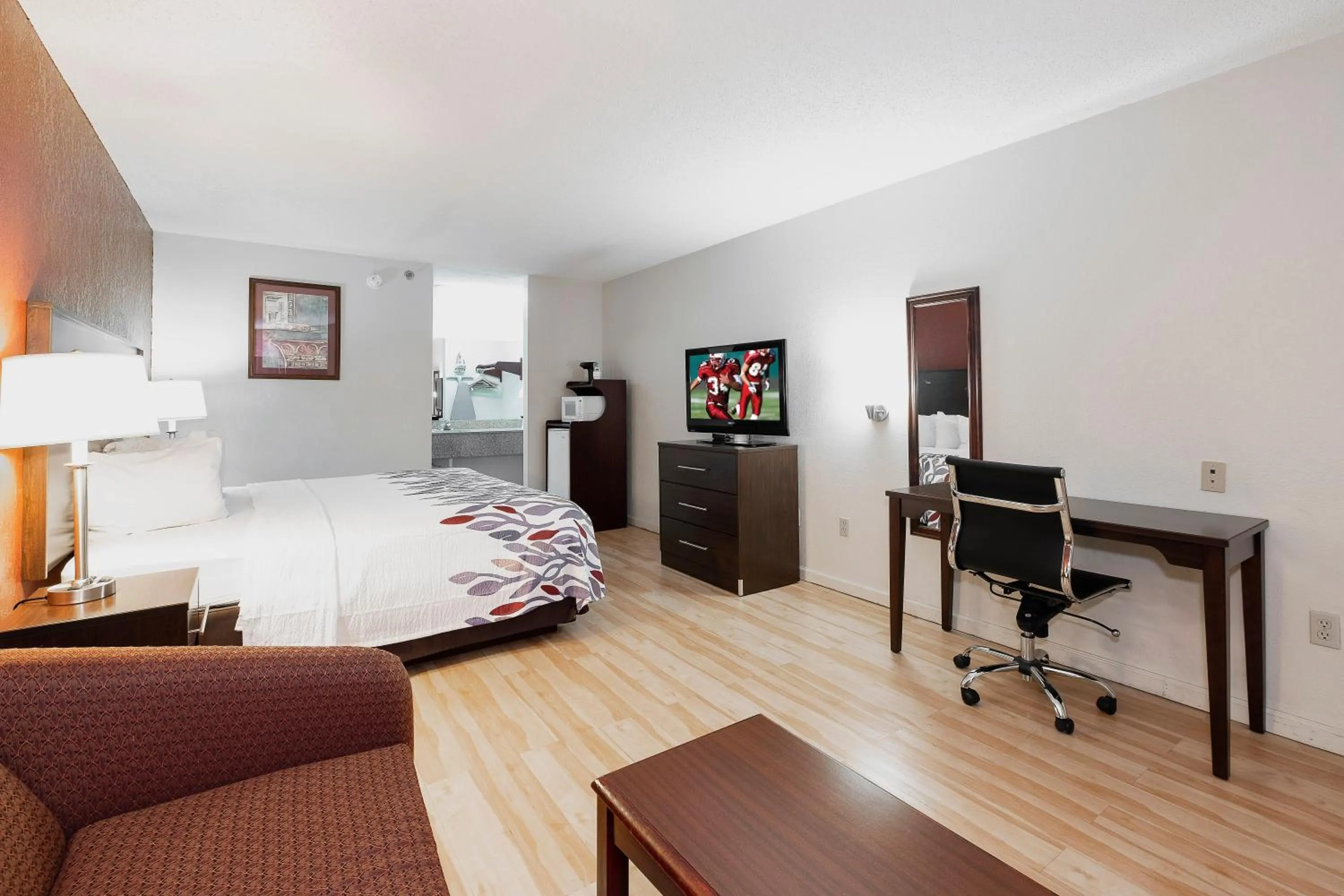 Photo of the whole room, Bed in Red Roof Inn & Suites Rome