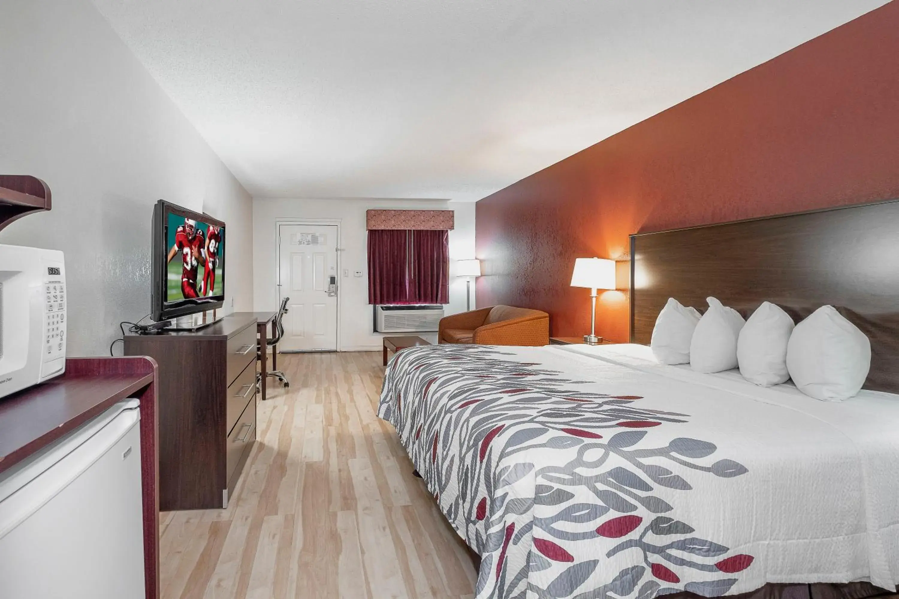 Superior King Room - Non-Smoking in Red Roof Inn & Suites Rome Superior King Room - Non-Smoking in Red Roof Inn & Suites Rome