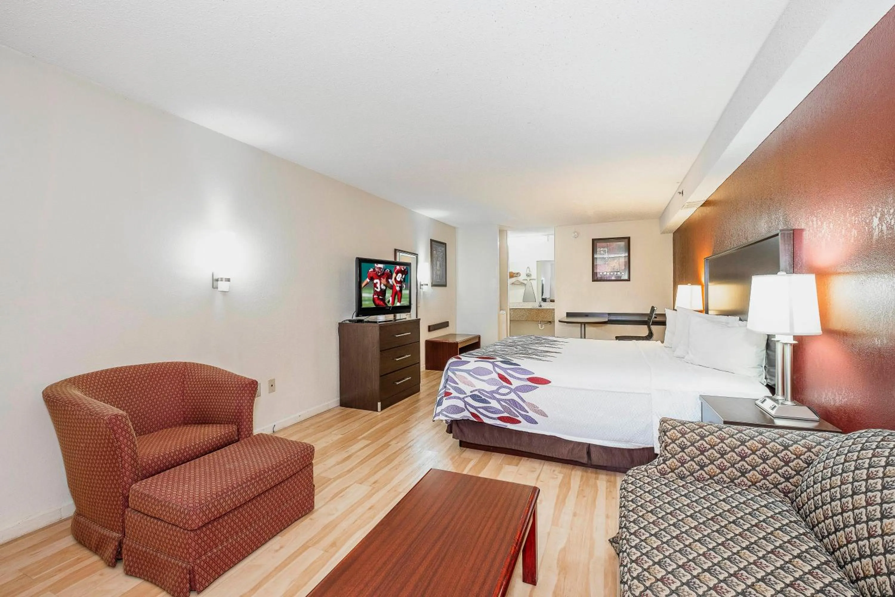 Bedroom, Bed in Red Roof Inn & Suites Rome