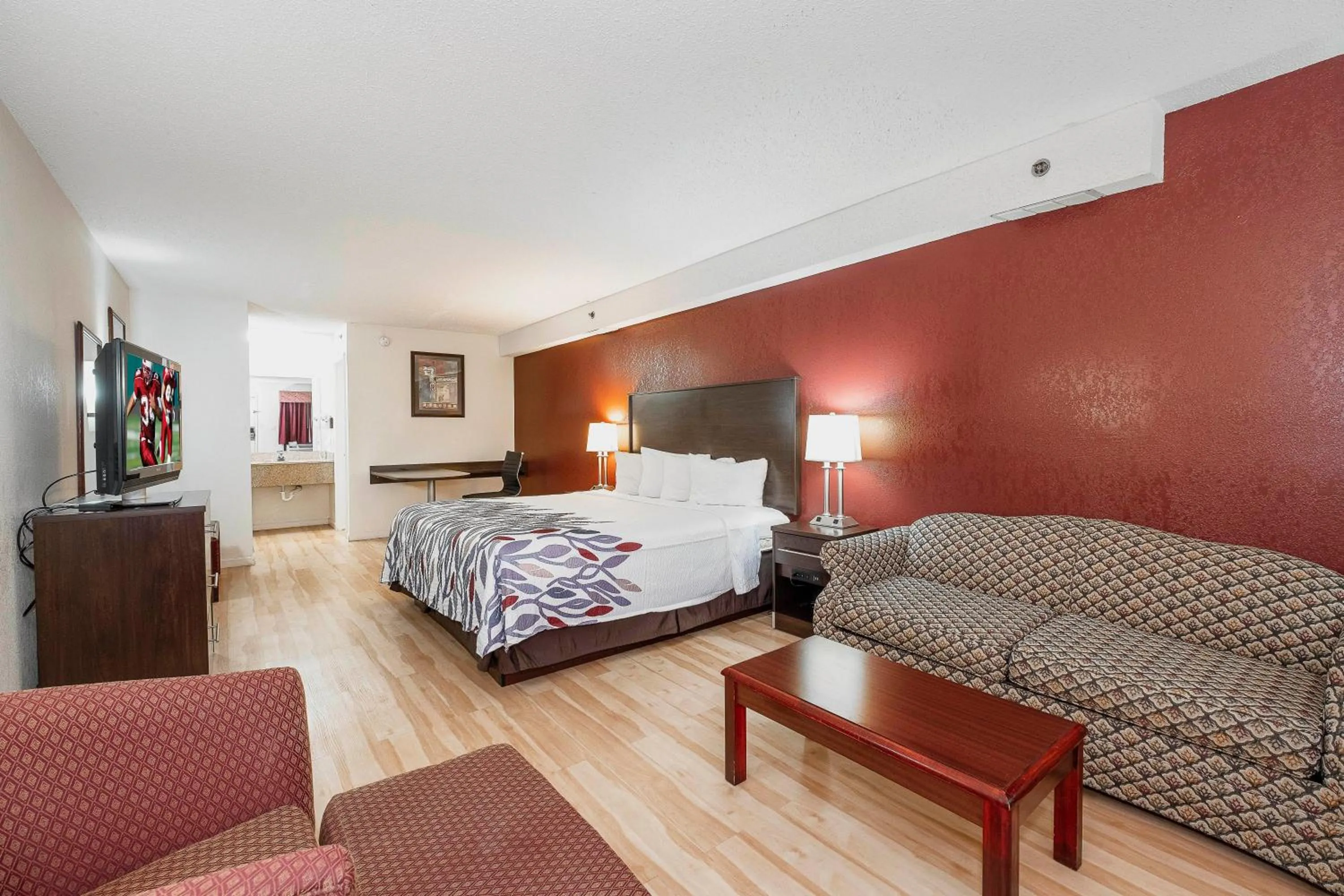 Bedroom, Bed in Red Roof Inn & Suites Rome