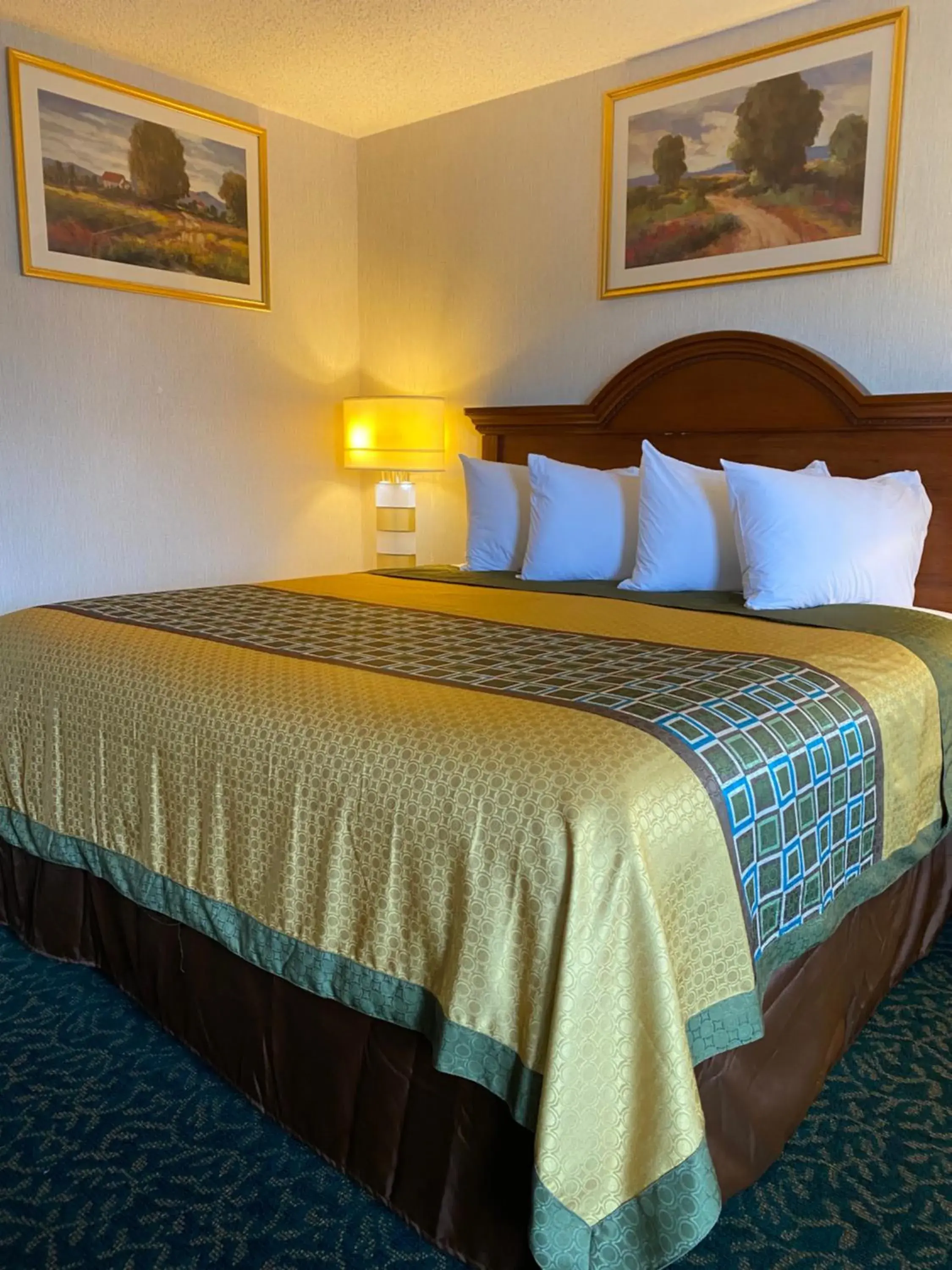 King Room - Non-Smoking in Harrisonville Inn & Suites King Room - Non-Smoking in Harrisonville Inn & Suites