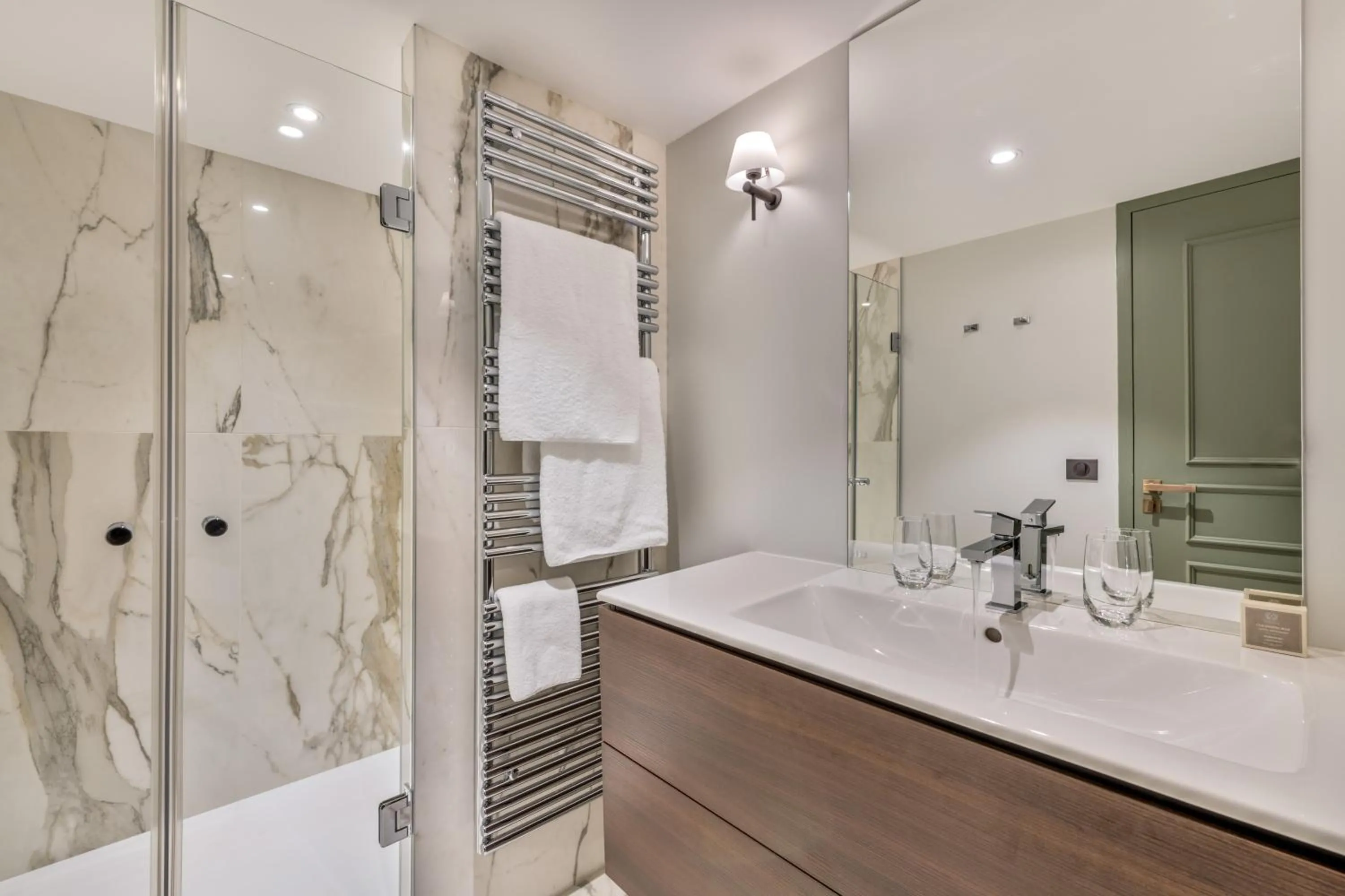 Shower in Les Suites de l'Ile Barbe