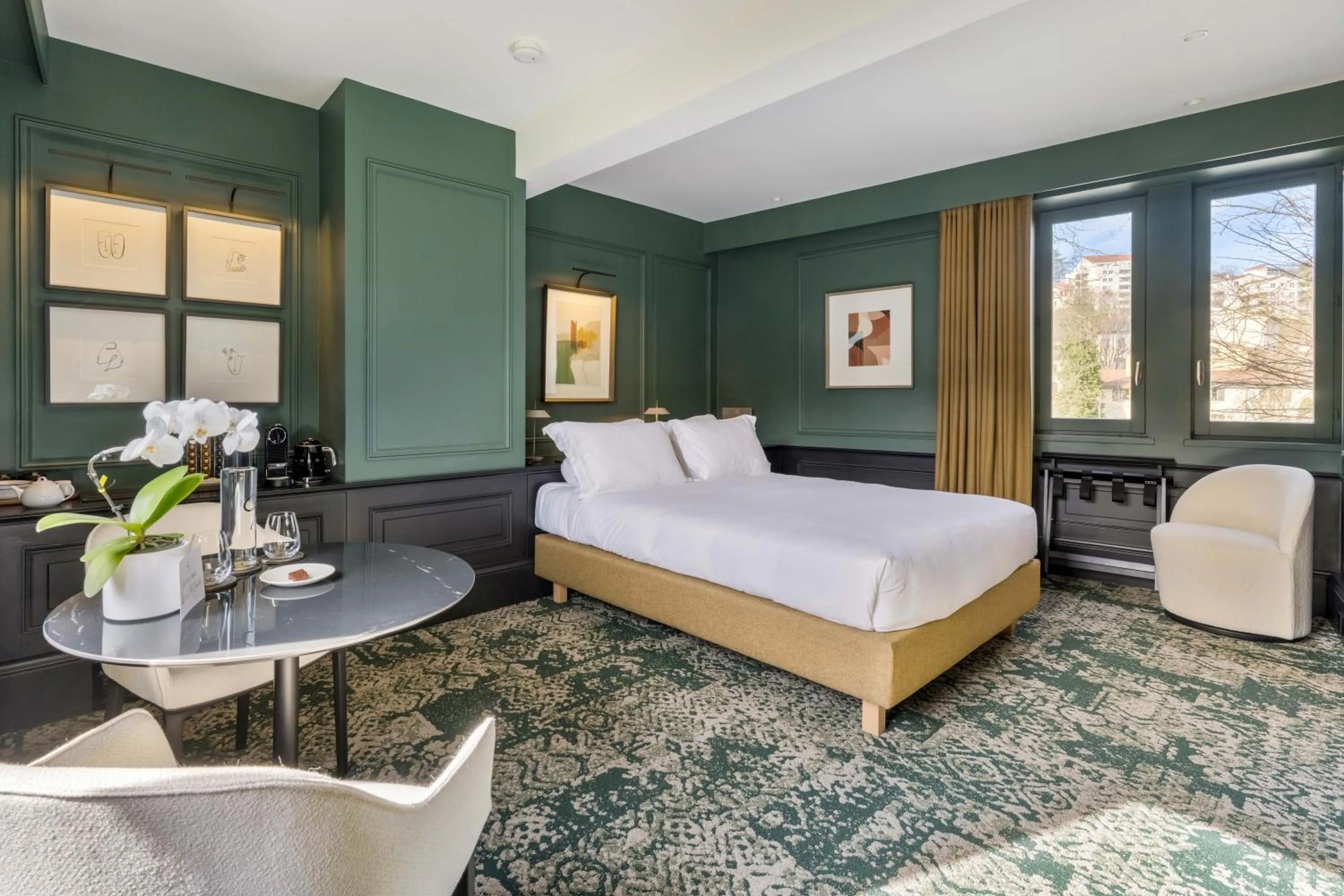 Seating area, Bed in Les Suites de l'Ile Barbe