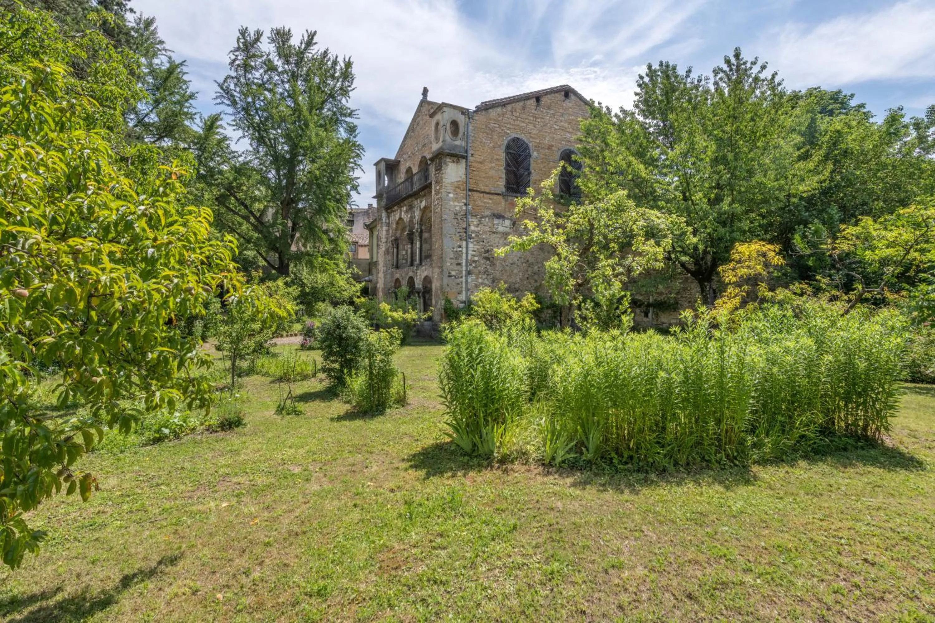 Spring in Les Suites de l'Ile Barbe
