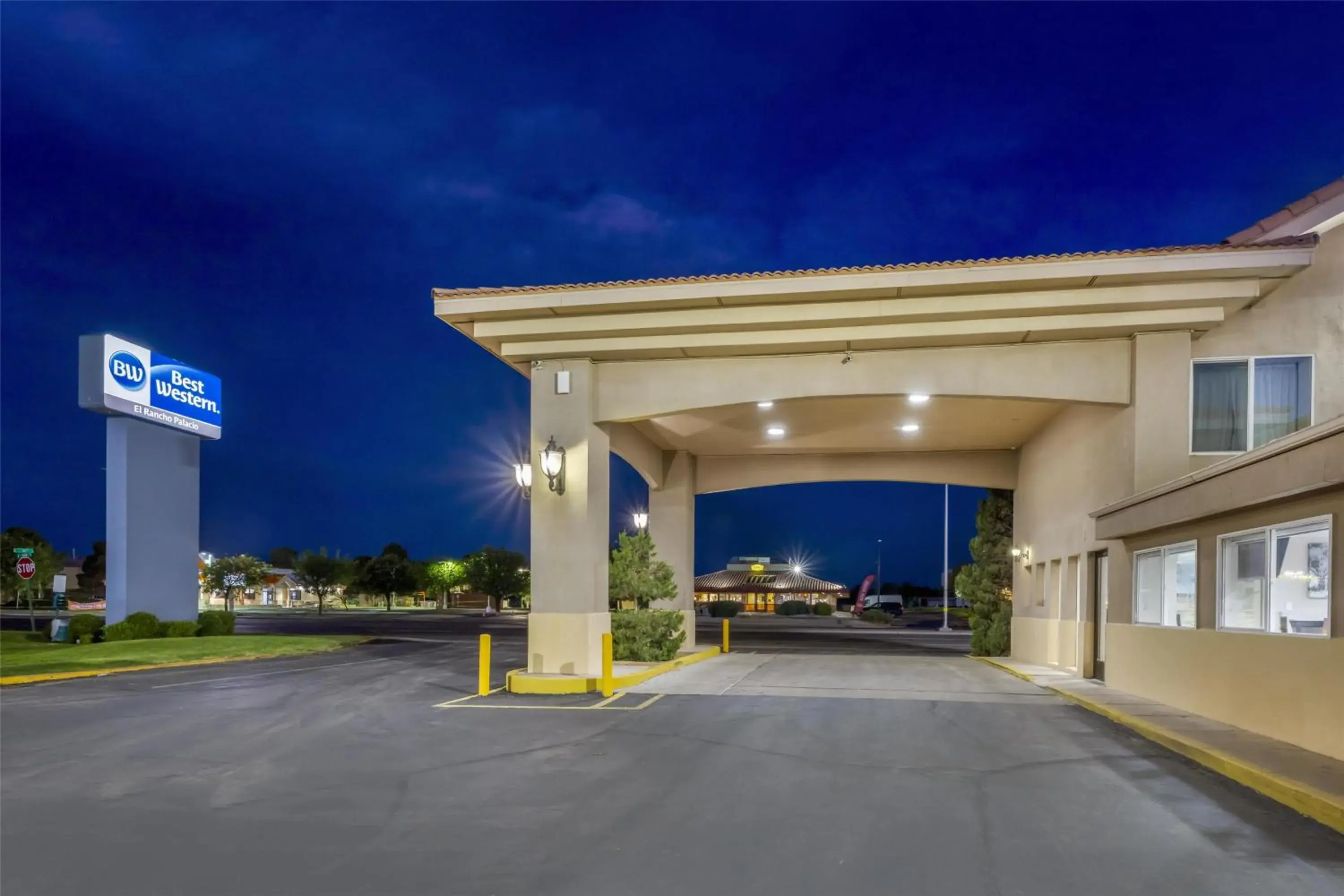 Property building in Best Western El Rancho Palacio Property building in Best Western El Rancho Palacio