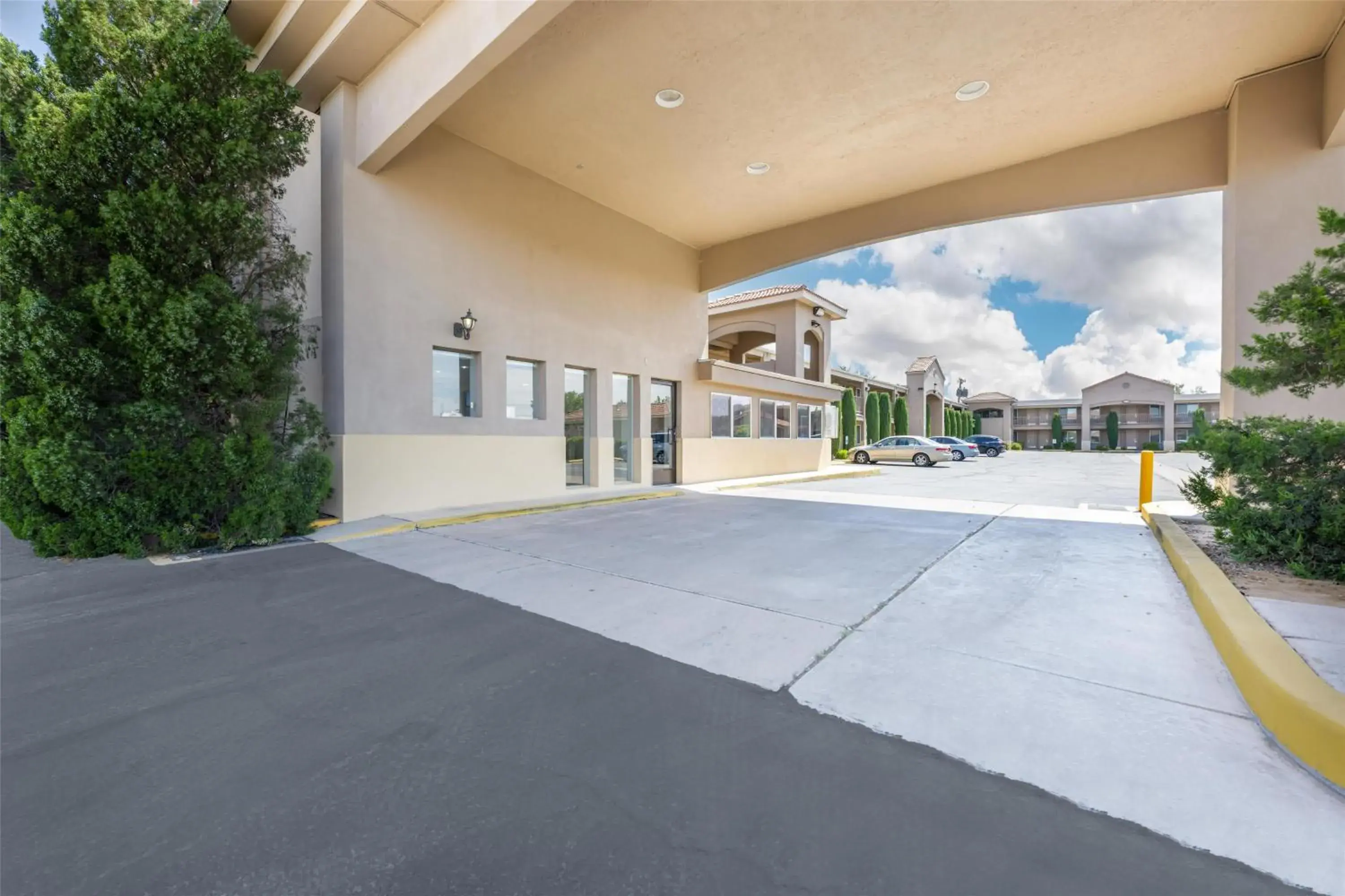 Property building in Best Western El Rancho Palacio Property building in Best Western El Rancho Palacio