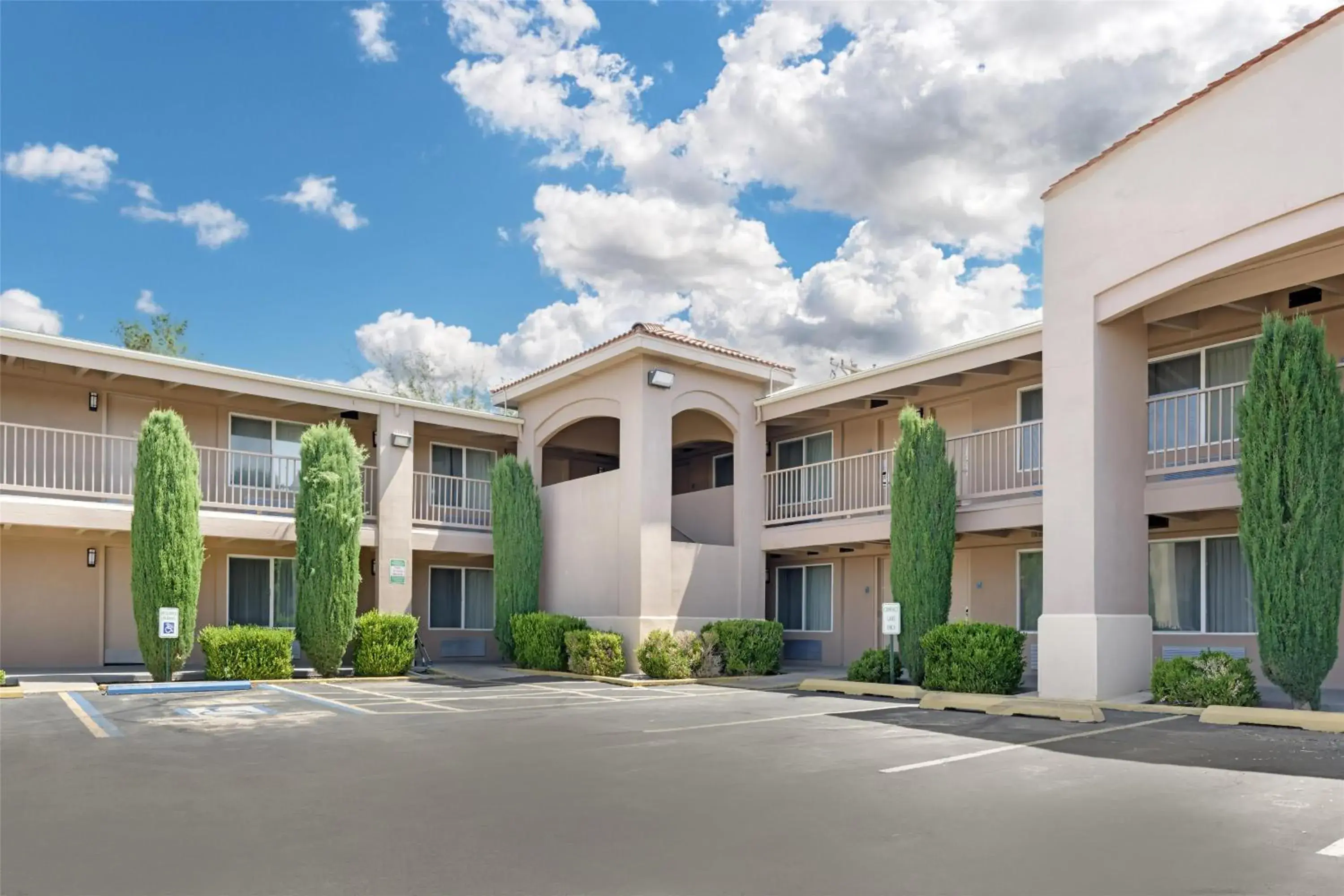 Property building in Best Western El Rancho Palacio Property building in Best Western El Rancho Palacio