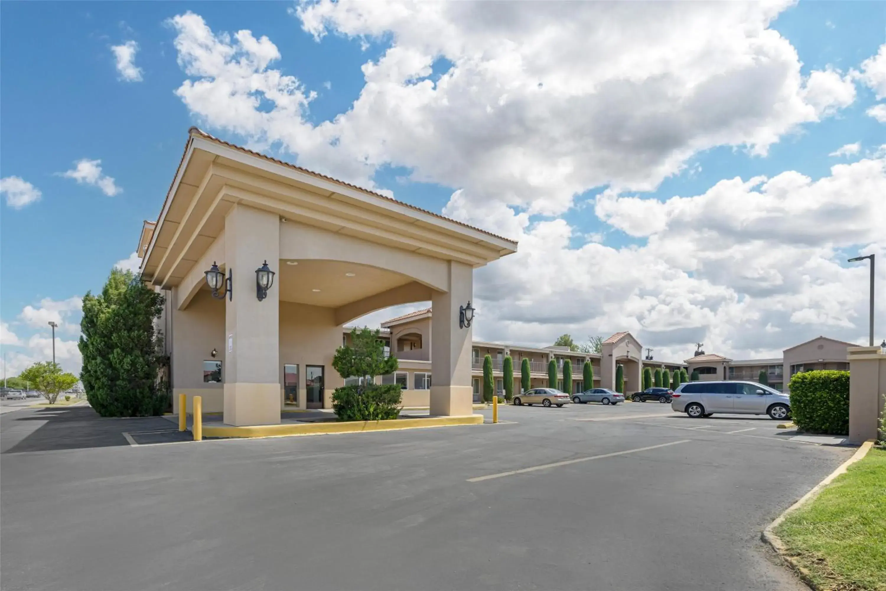 Property building in Best Western El Rancho Palacio Property building in Best Western El Rancho Palacio