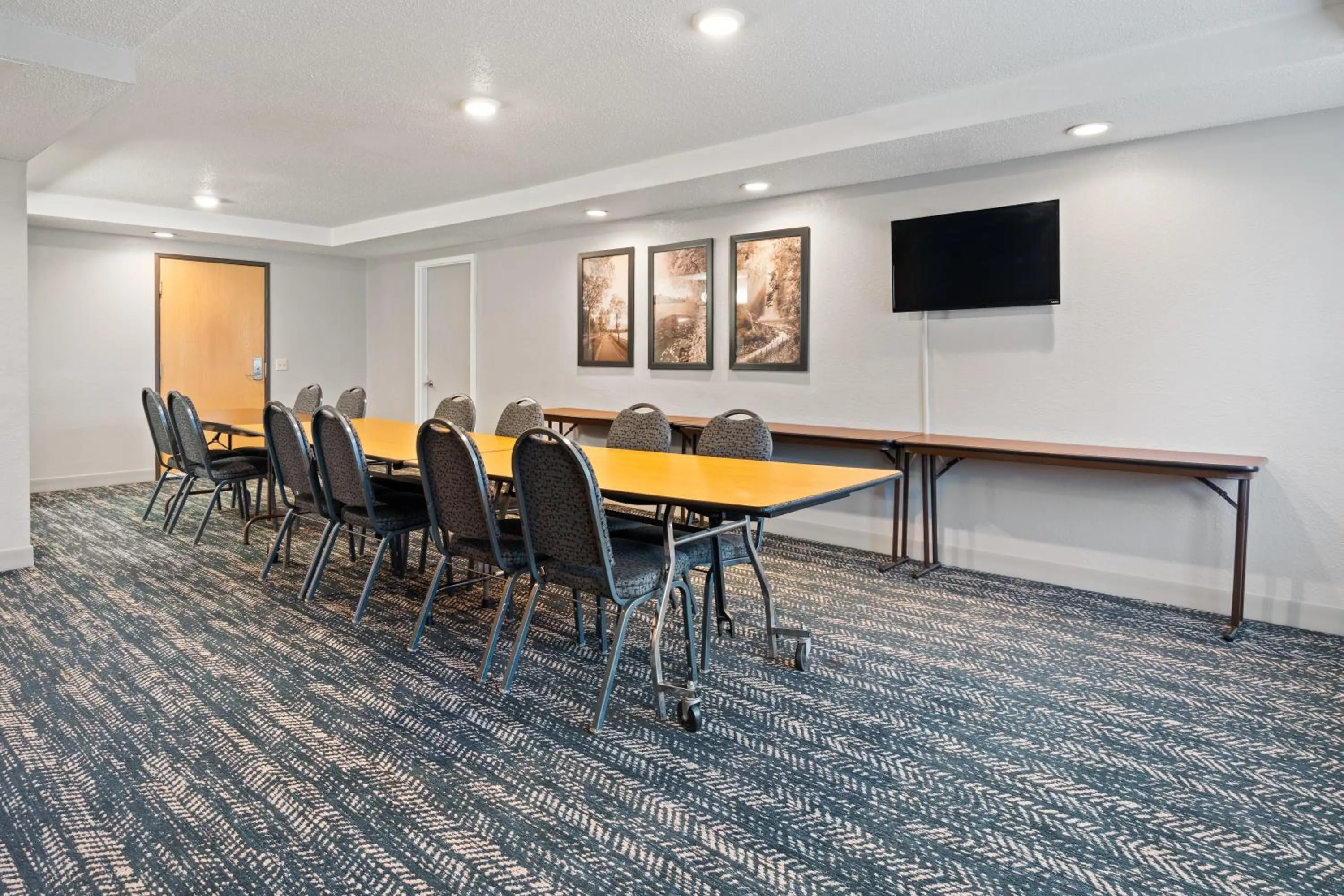 Meeting/conference room in AmericInn by Wyndham Dickinson