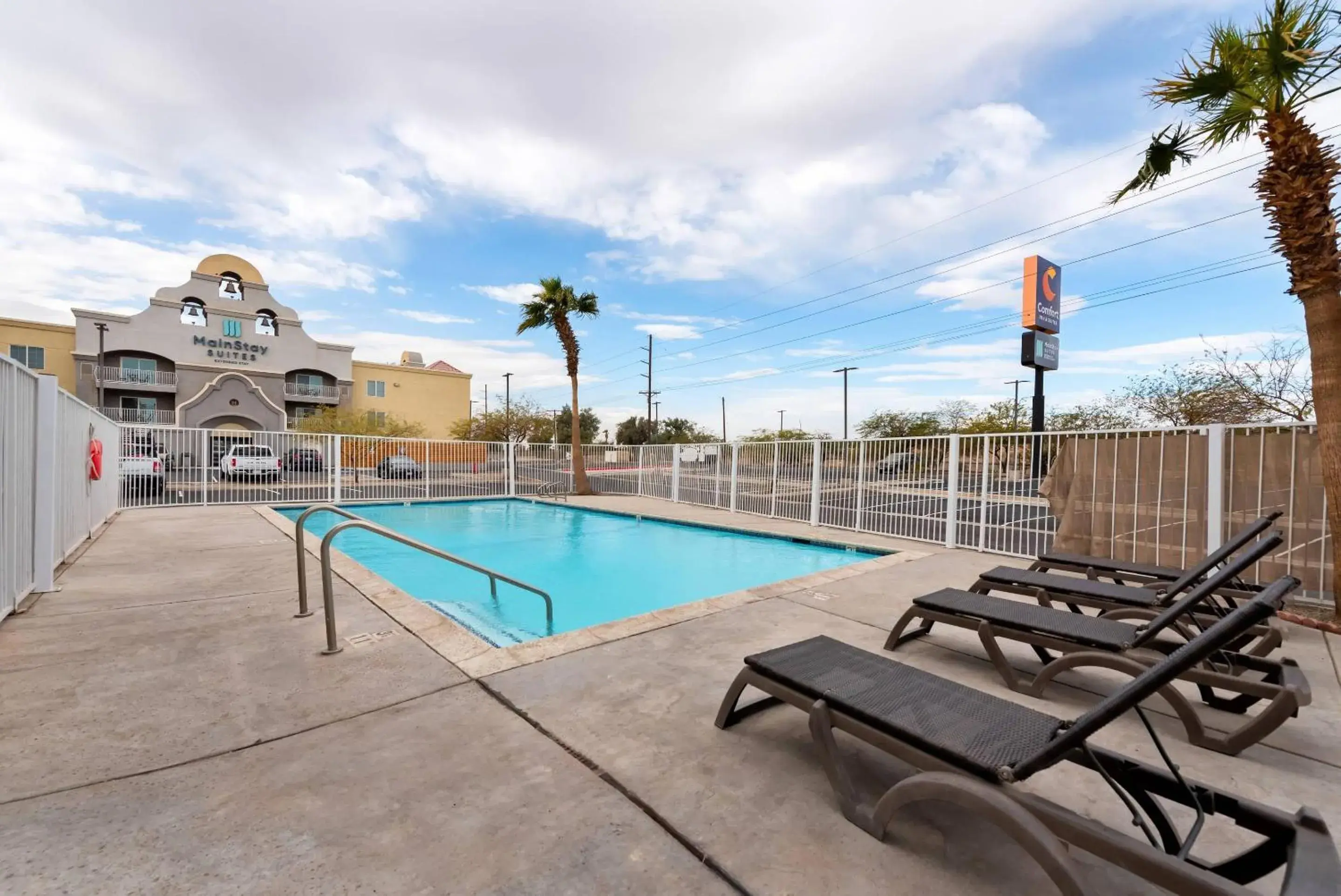 Swimming pool in MainStay Suites El Centro I-8 Swimming pool in MainStay Suites El Centro I-8