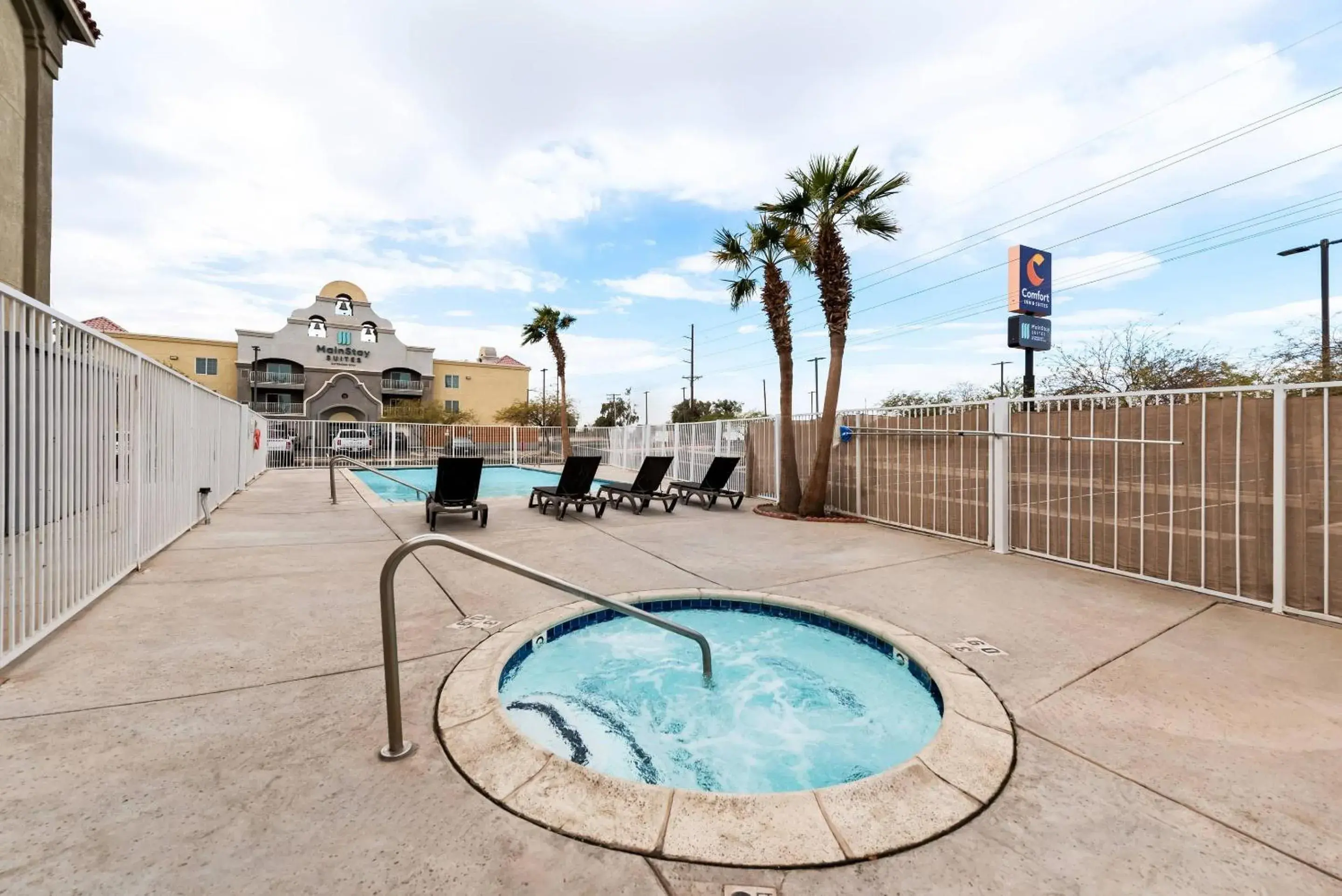 Swimming pool in MainStay Suites El Centro I-8 Swimming pool in MainStay Suites El Centro I-8