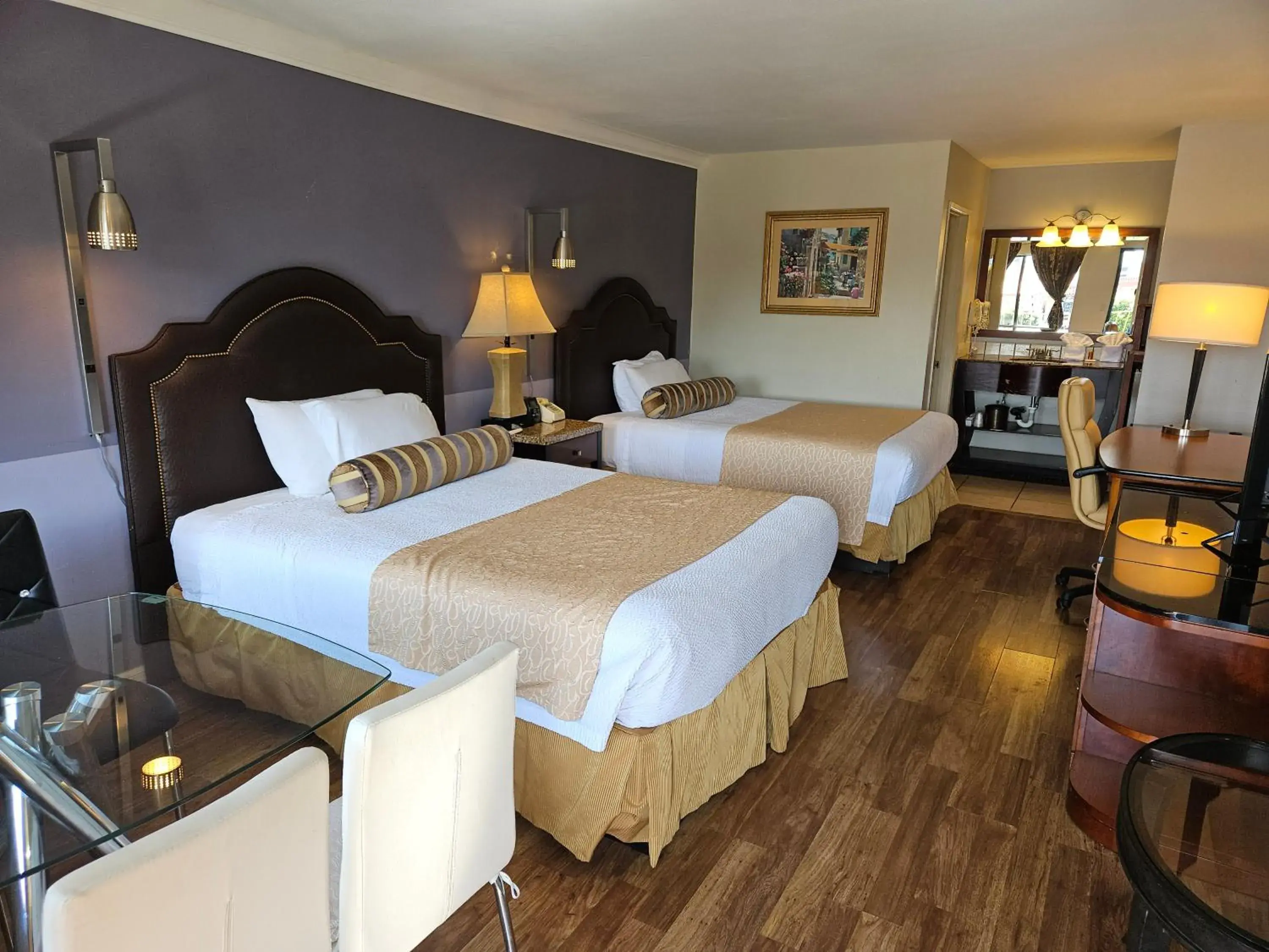 Bed in Fullerton Inn Bed in Fullerton Inn