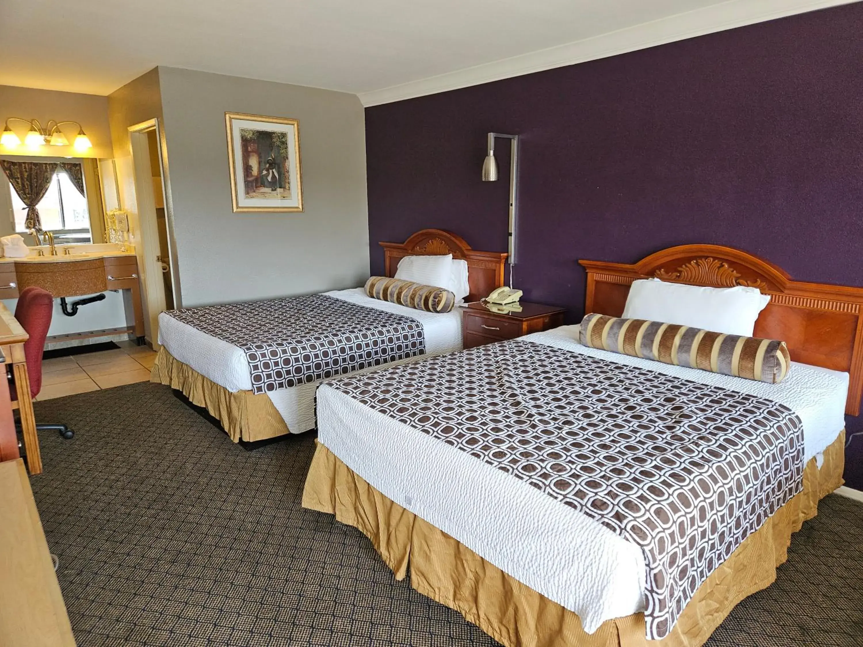 Bed in Fullerton Inn Bed in Fullerton Inn