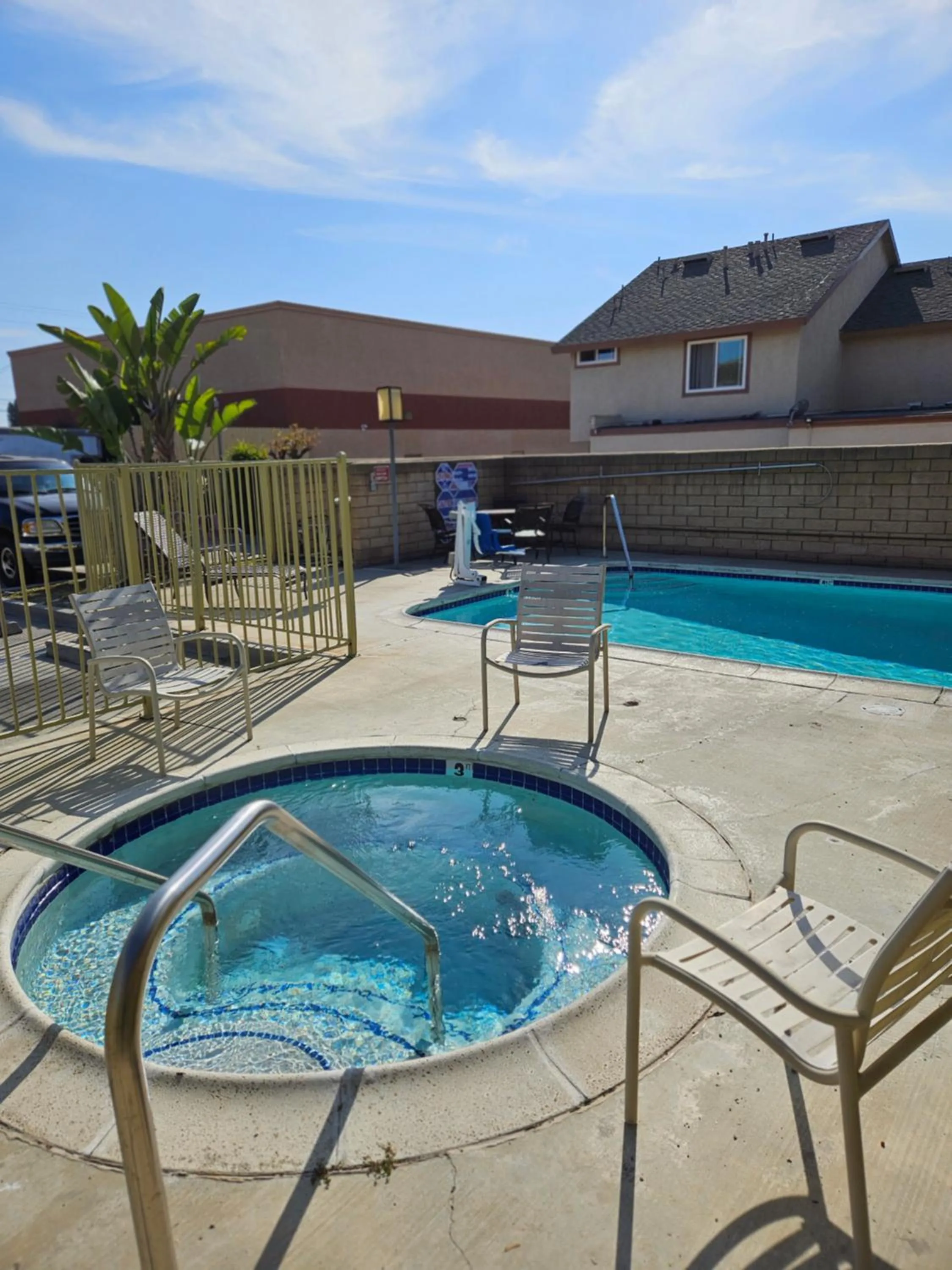 Swimming pool in Fullerton Inn