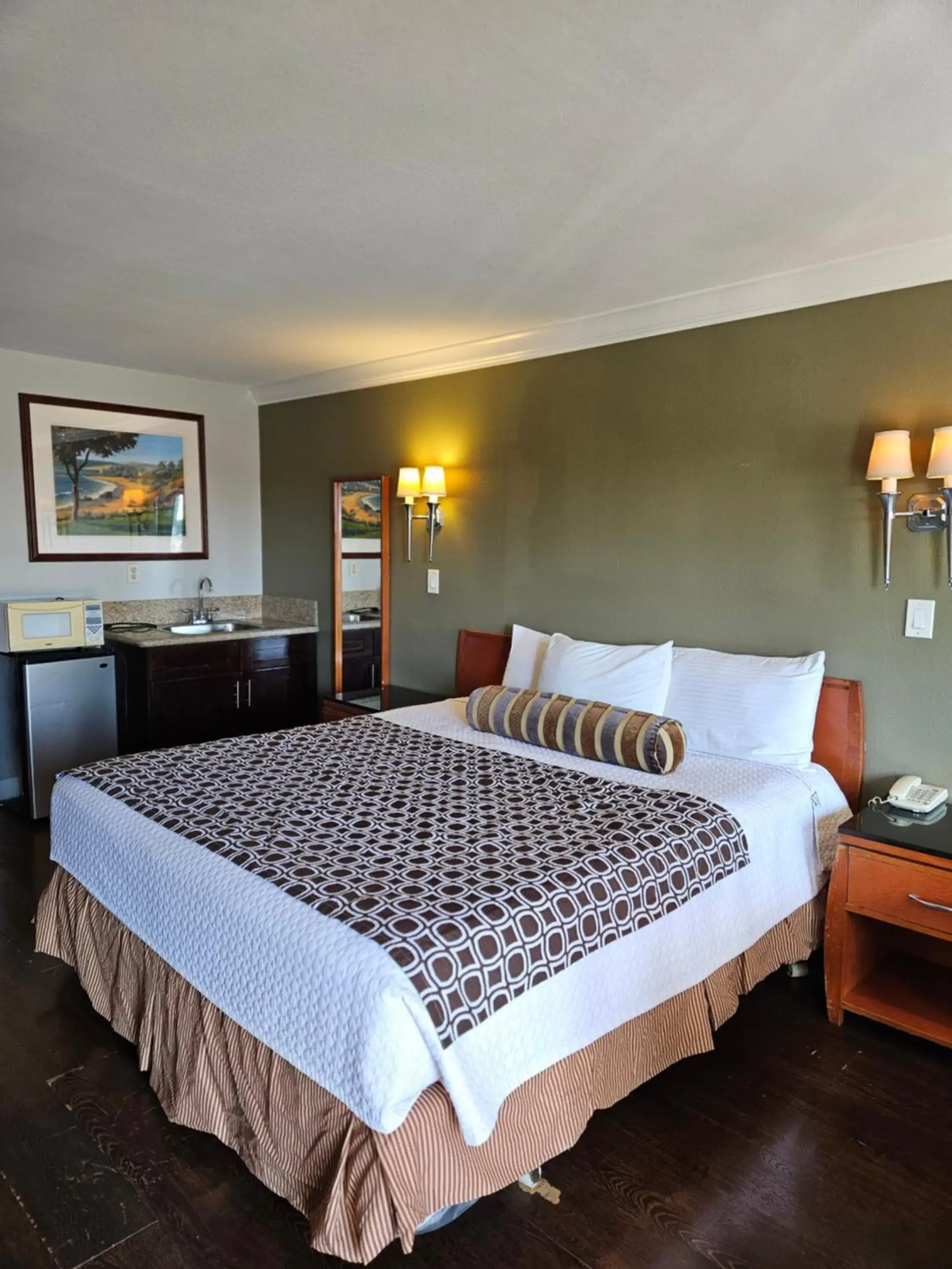 Bed in Fullerton Inn Bed in Fullerton Inn