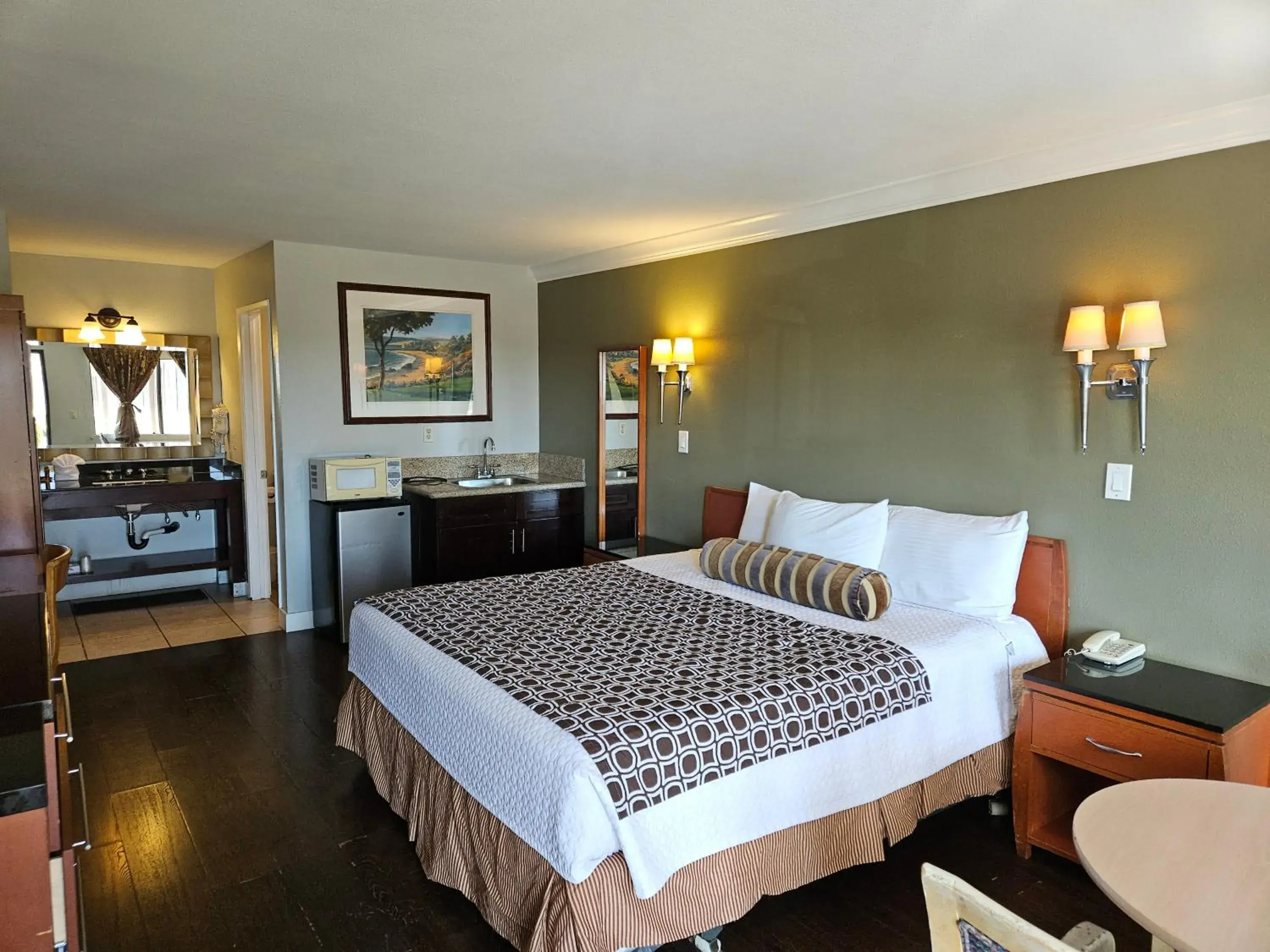 Bed in Fullerton Inn Bed in Fullerton Inn