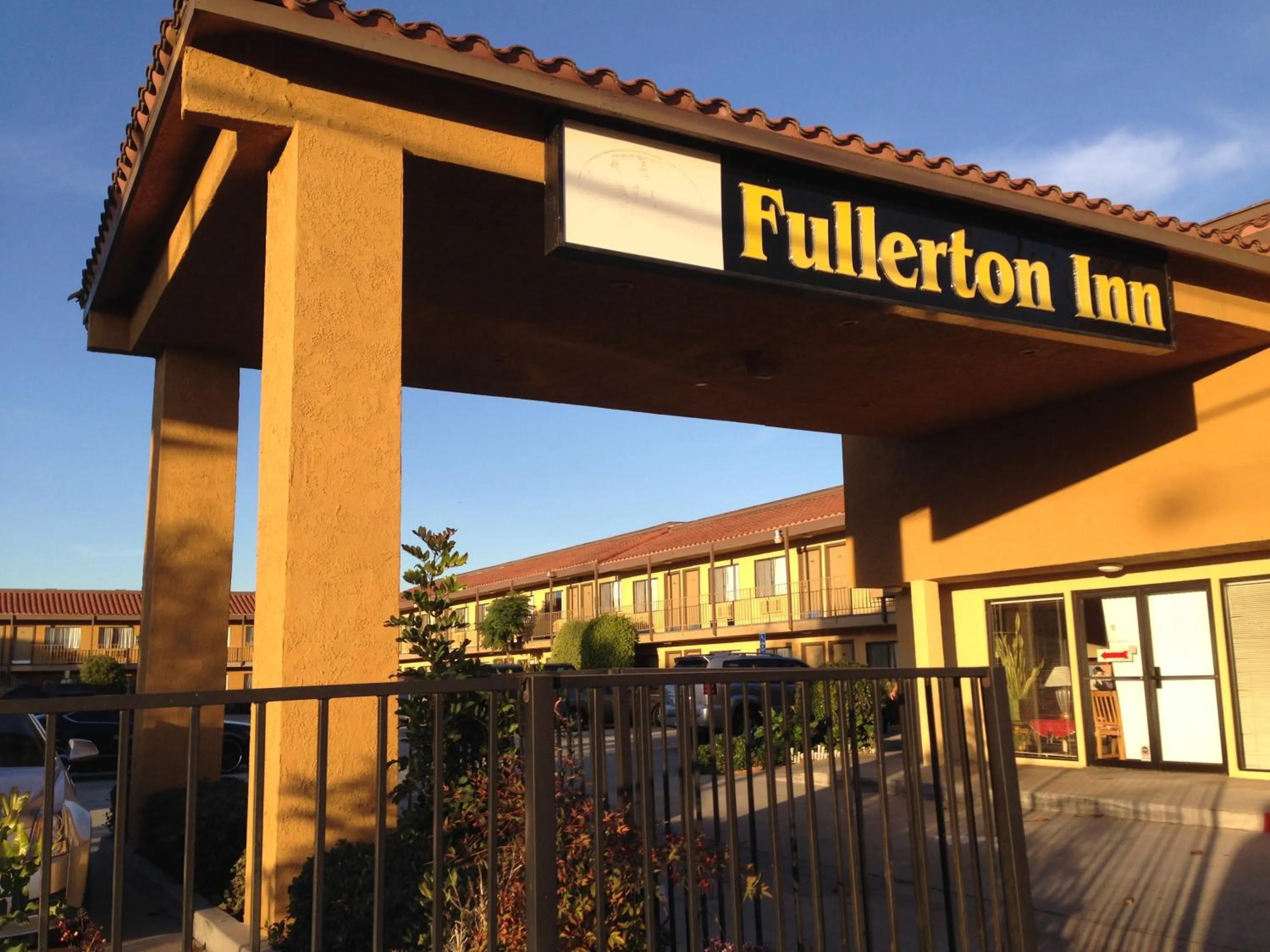 Facade/entrance in Fullerton Inn