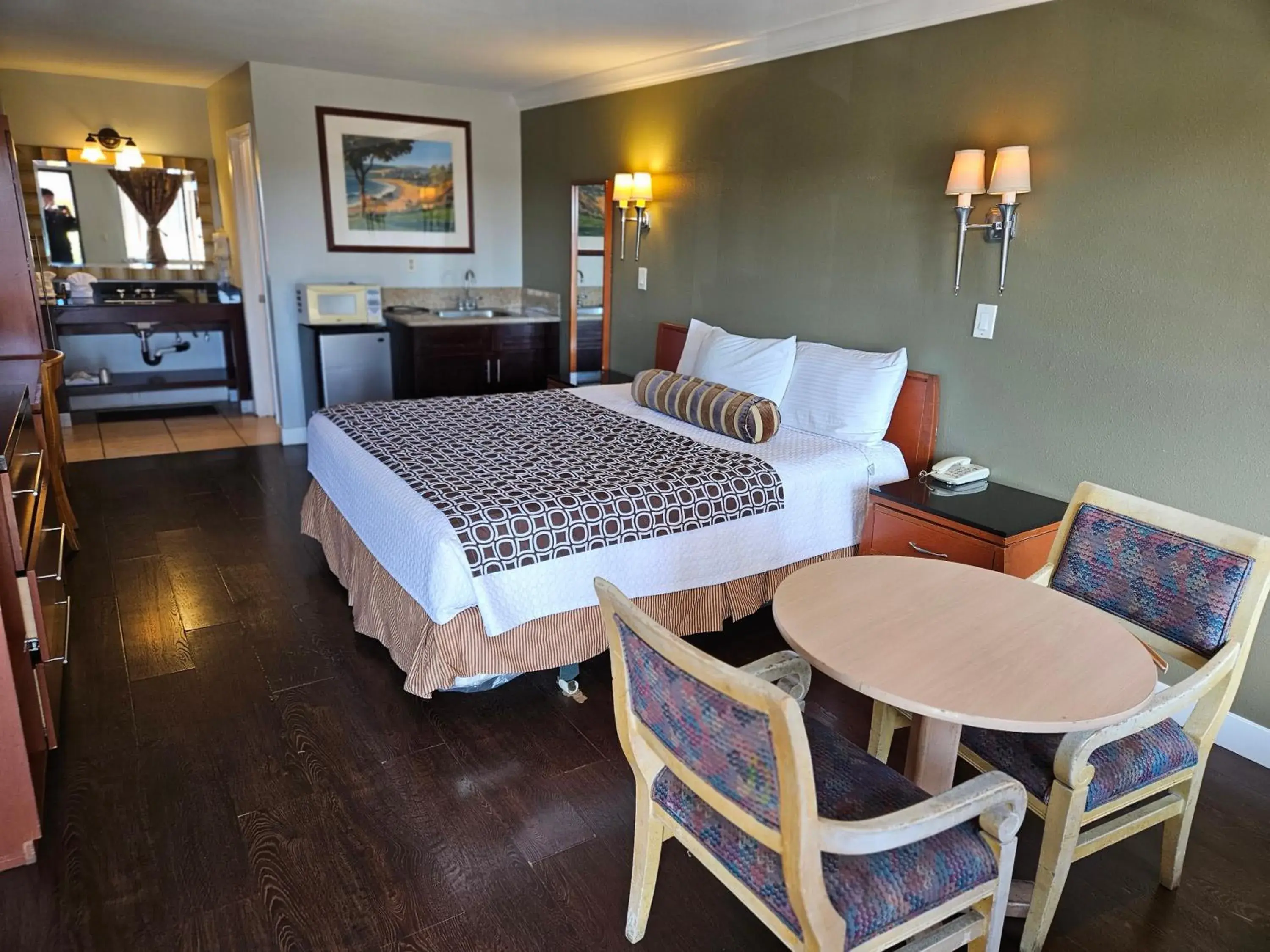 Bed in Fullerton Inn Bed in Fullerton Inn