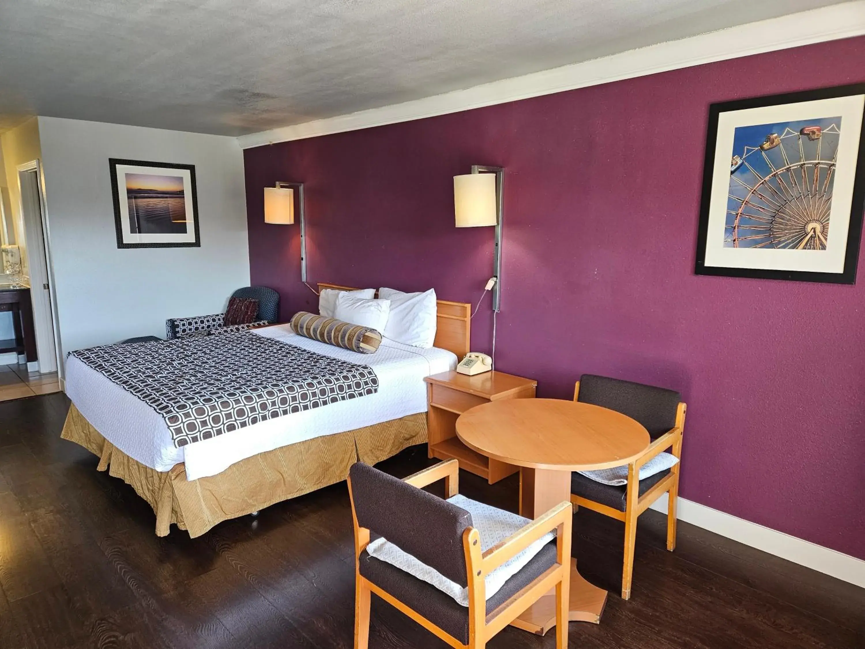 Bed in Fullerton Inn Bed in Fullerton Inn