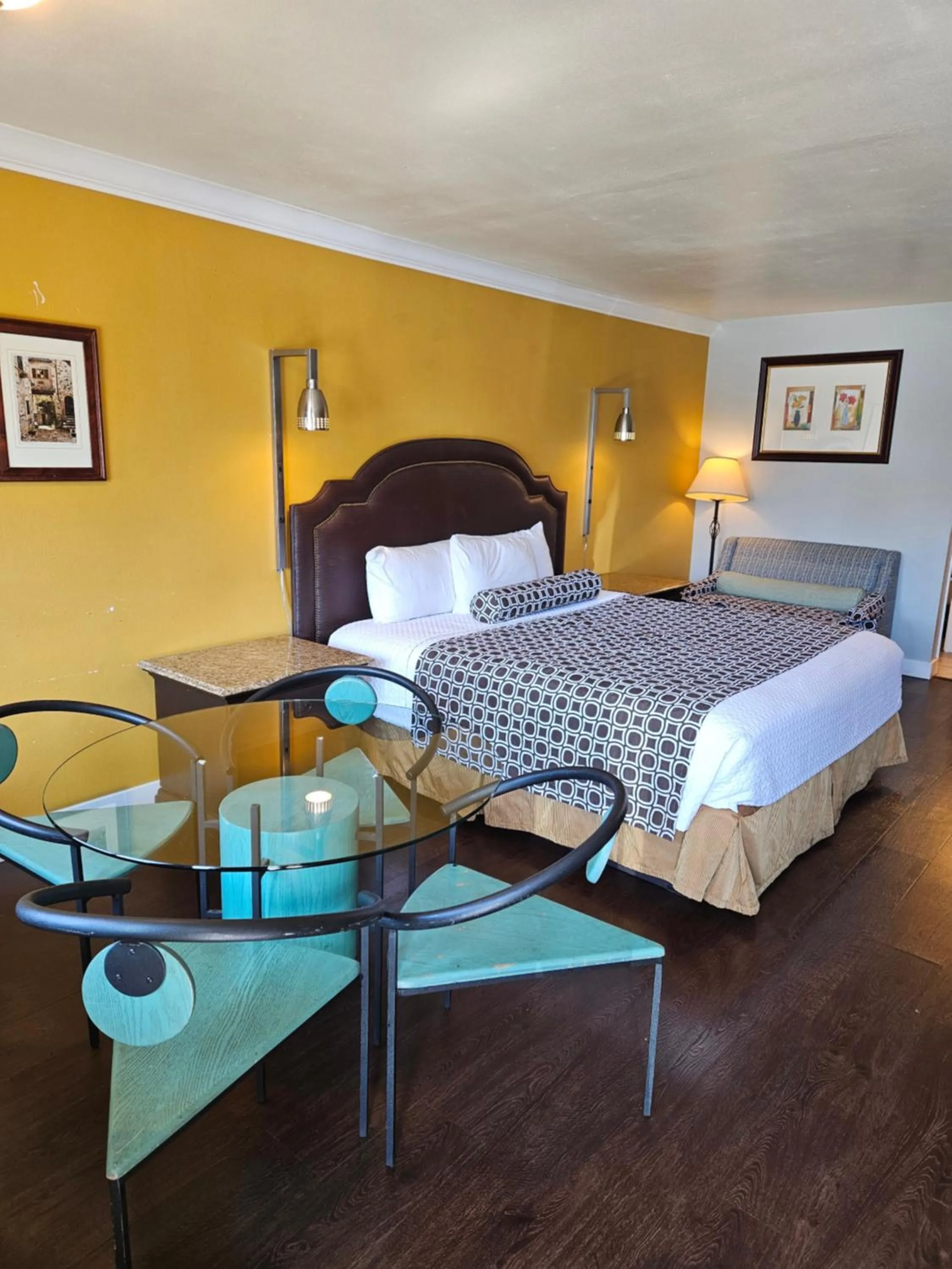 Bed in Fullerton Inn