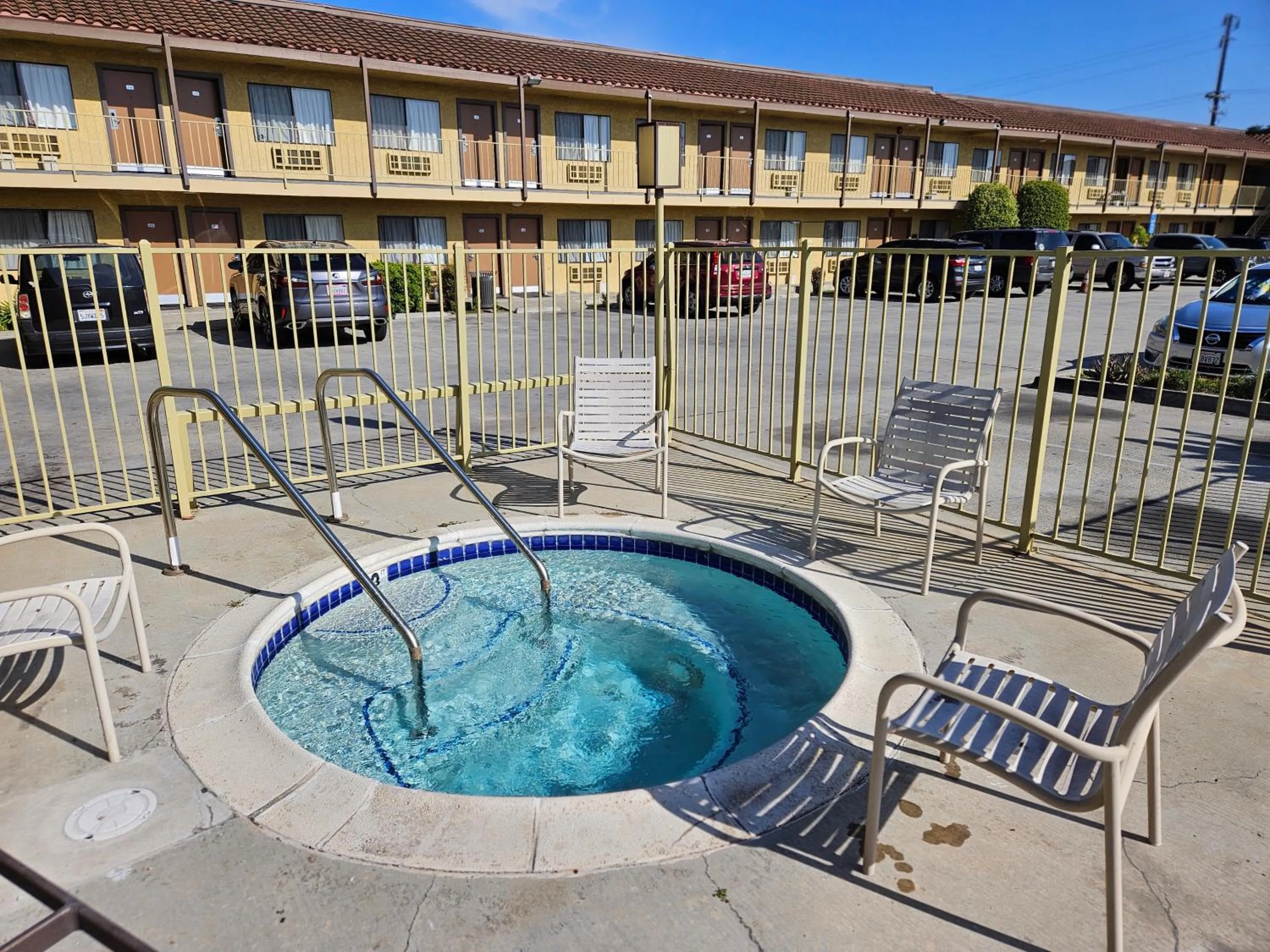 Swimming pool in Fullerton Inn