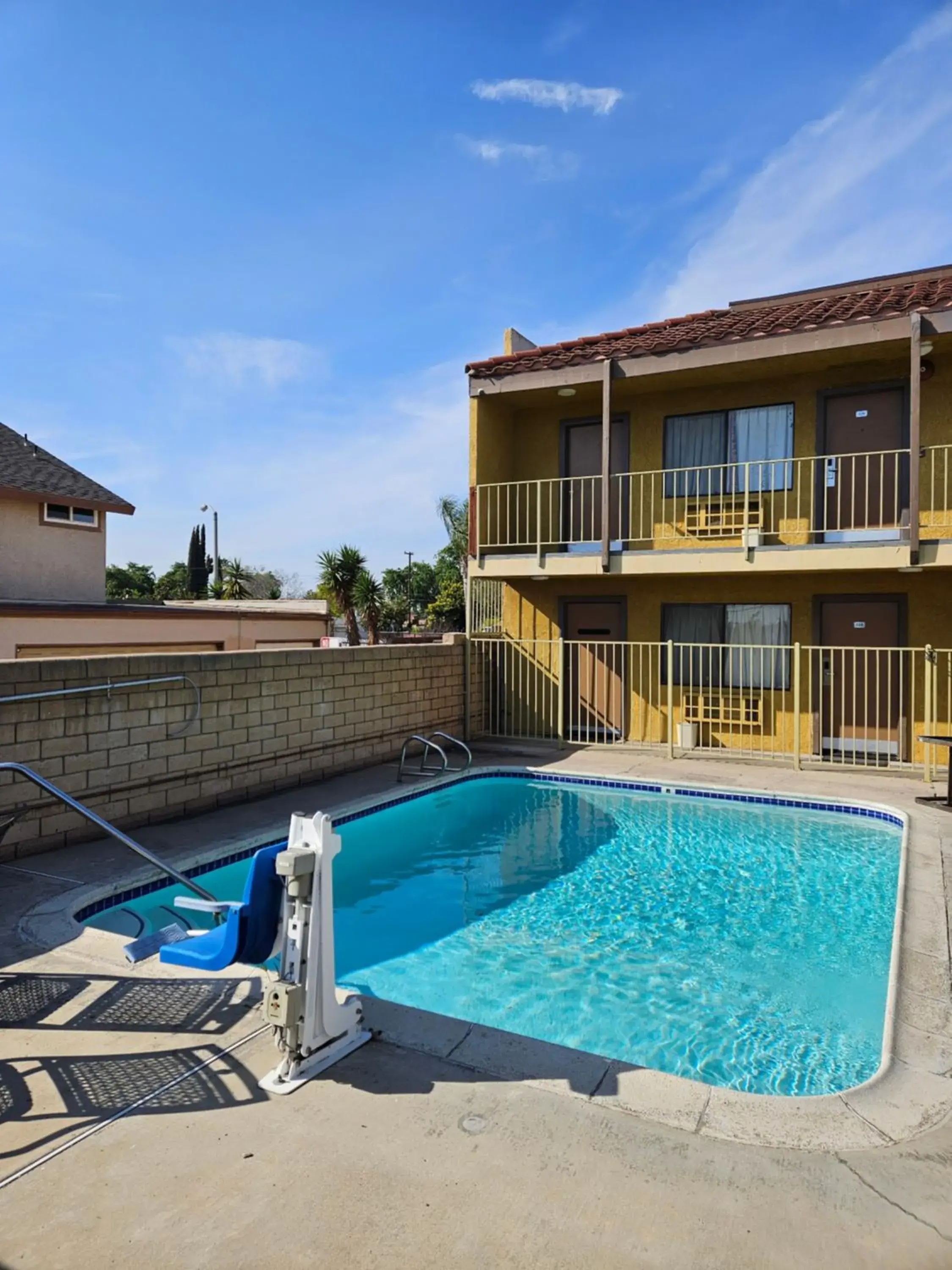 Swimming pool in Fullerton Inn Swimming pool in Fullerton Inn