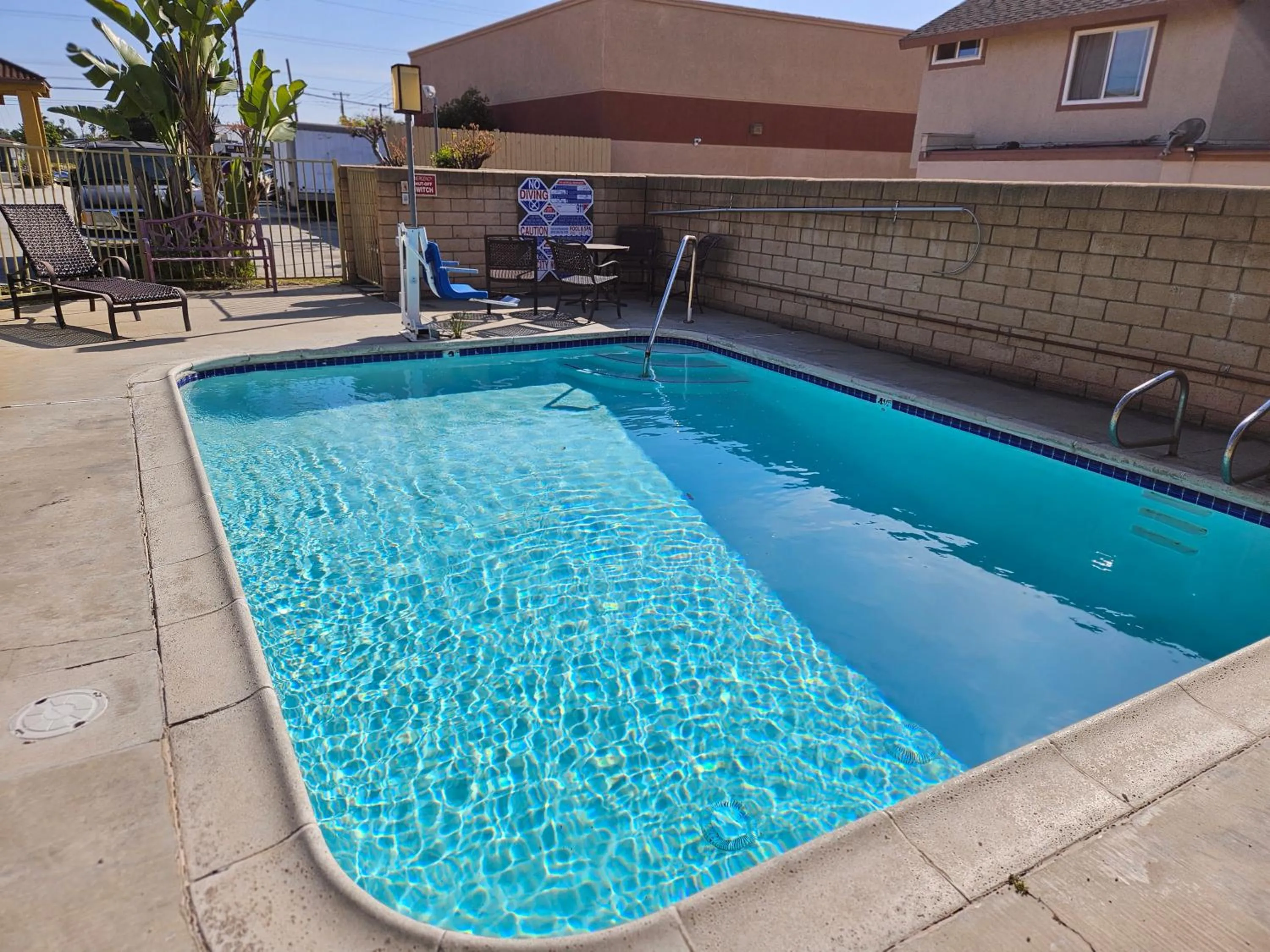 Swimming pool in Fullerton Inn