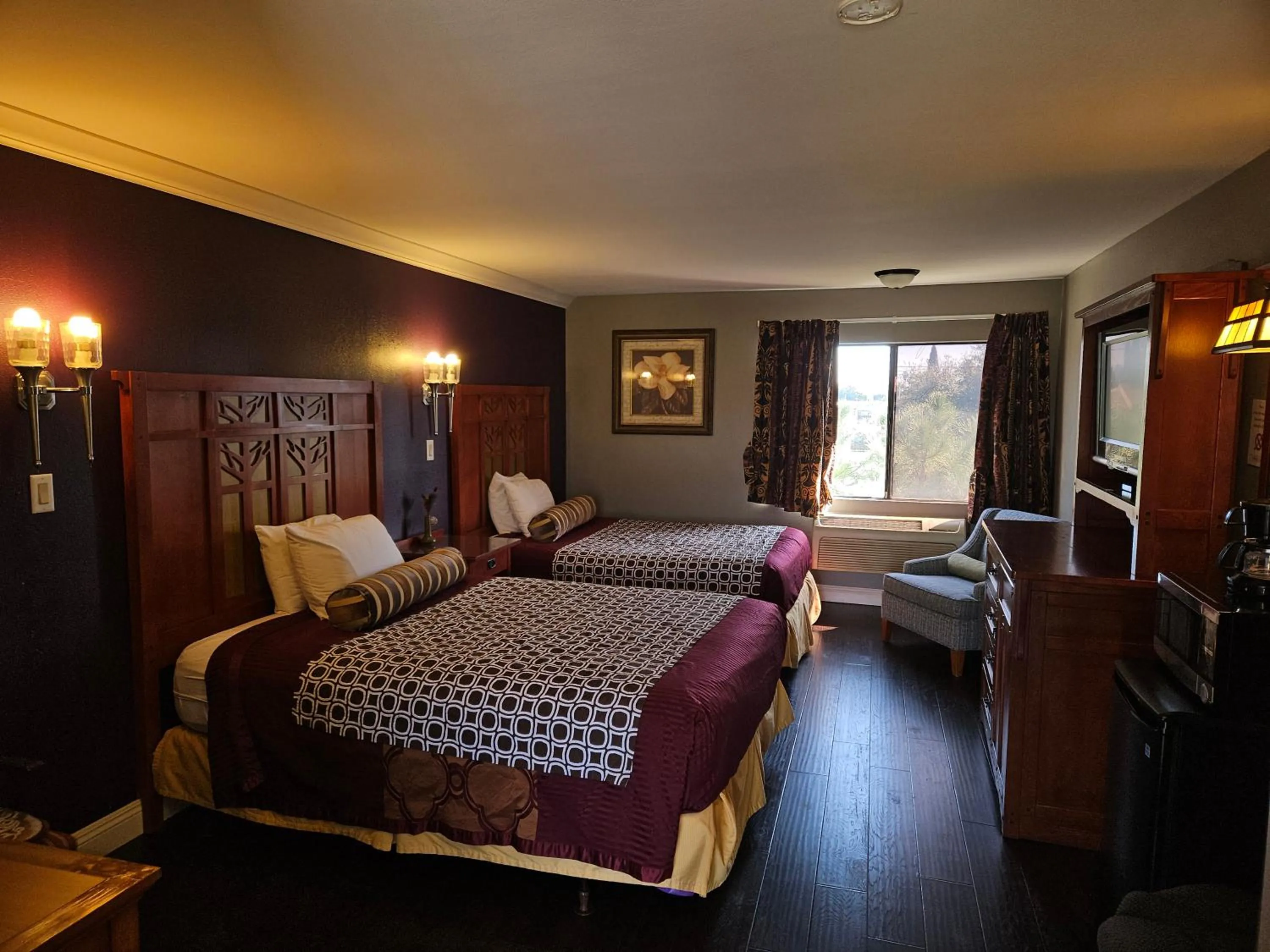 Bed in Fullerton Inn