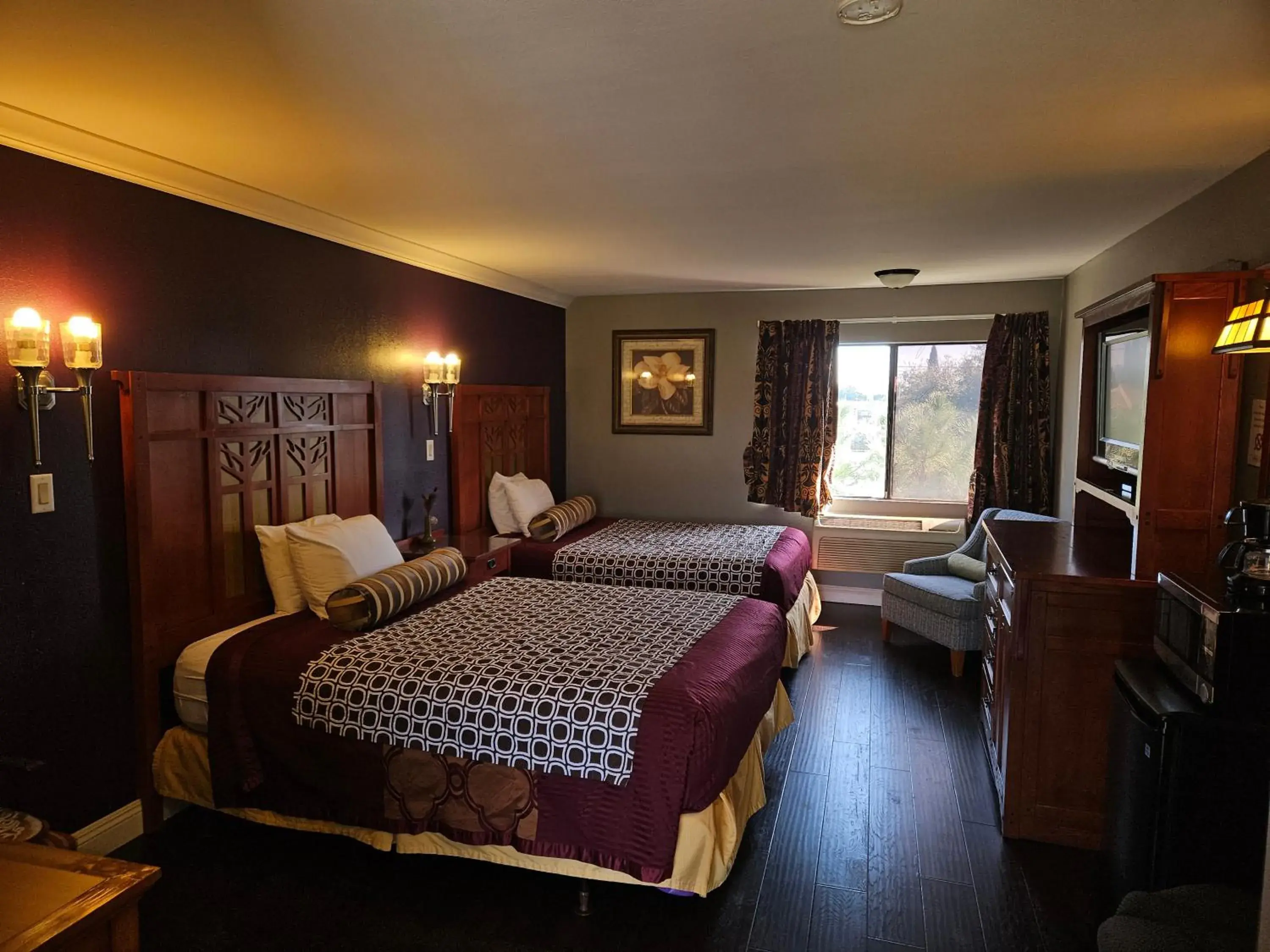 Bed in Fullerton Inn Bed in Fullerton Inn