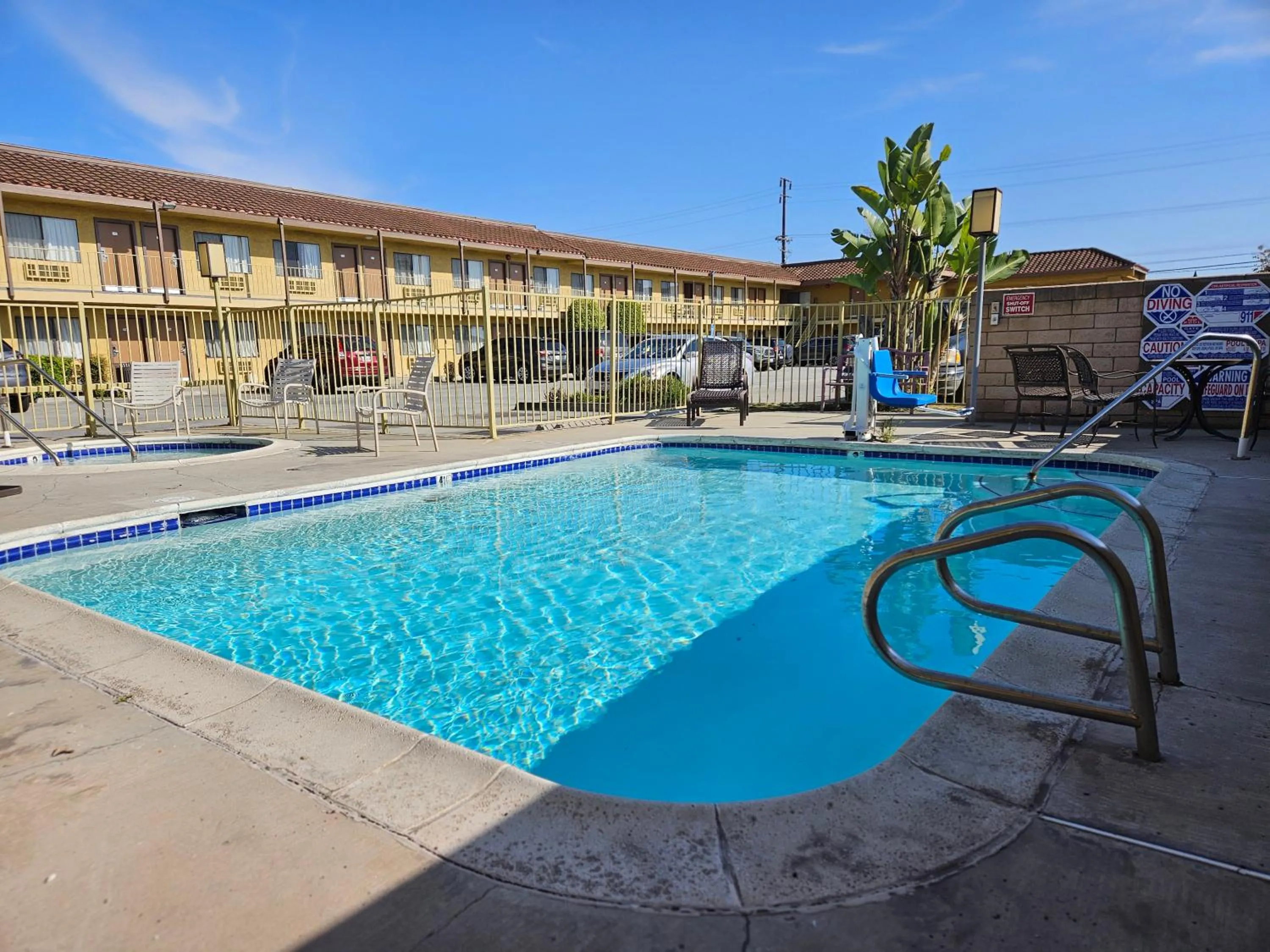 Swimming pool in Fullerton Inn