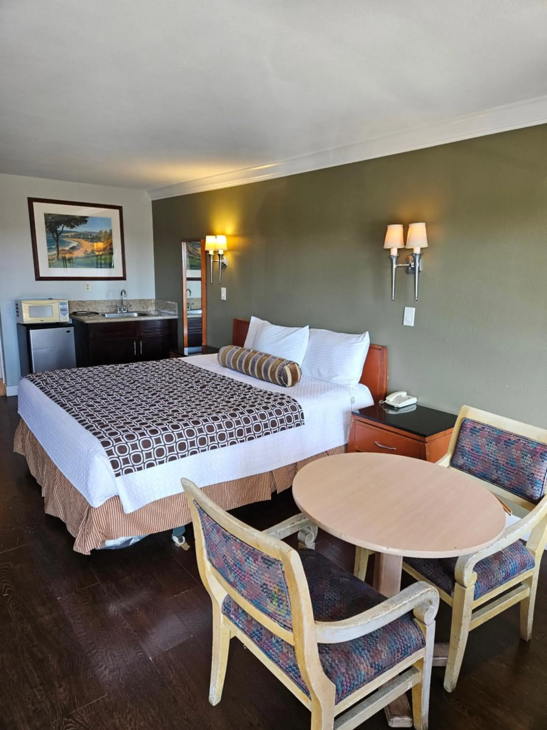 Bed in Fullerton Inn Bed in Fullerton Inn