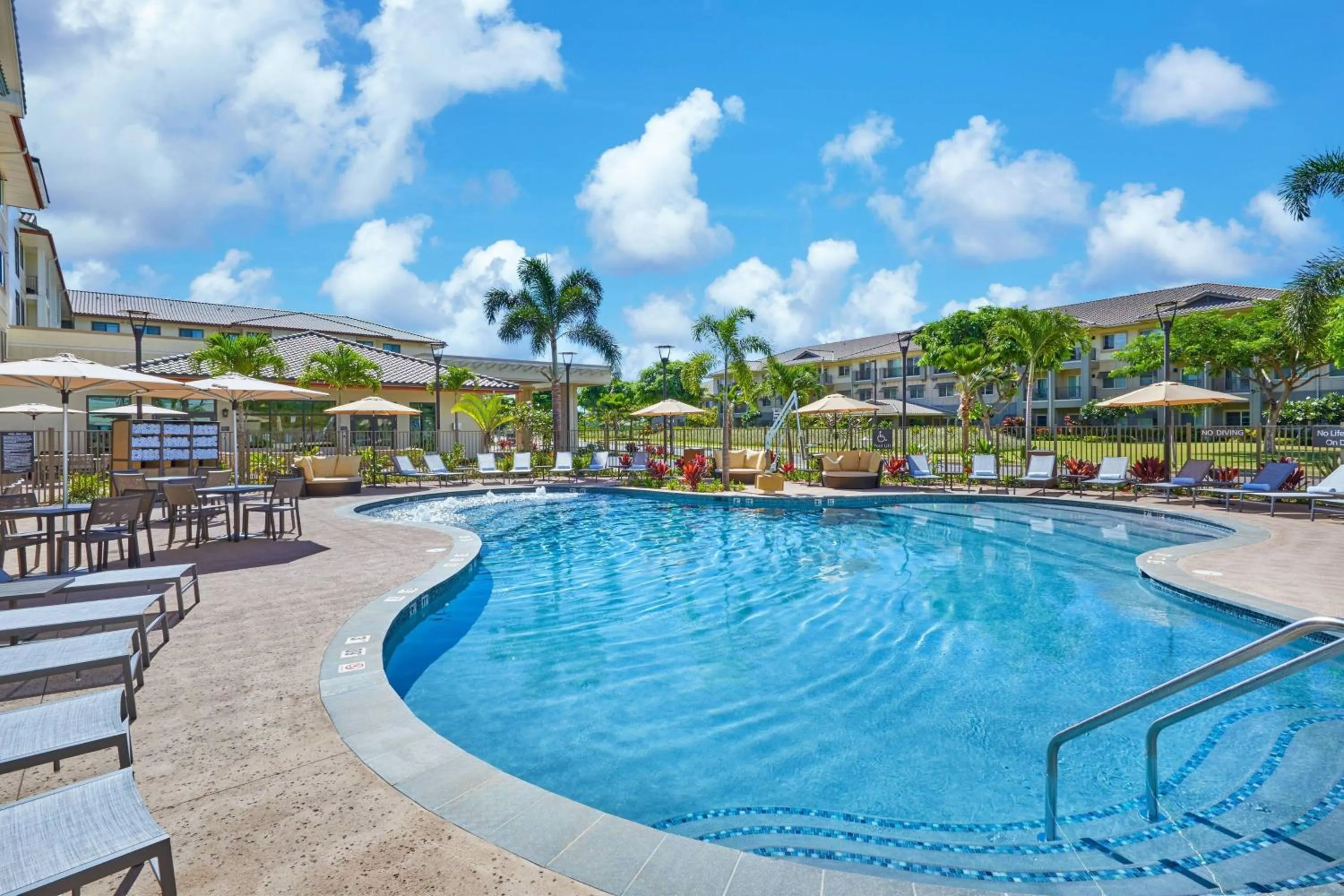 Swimming pool in Residence Inn by Marriott Oahu Kapolei
