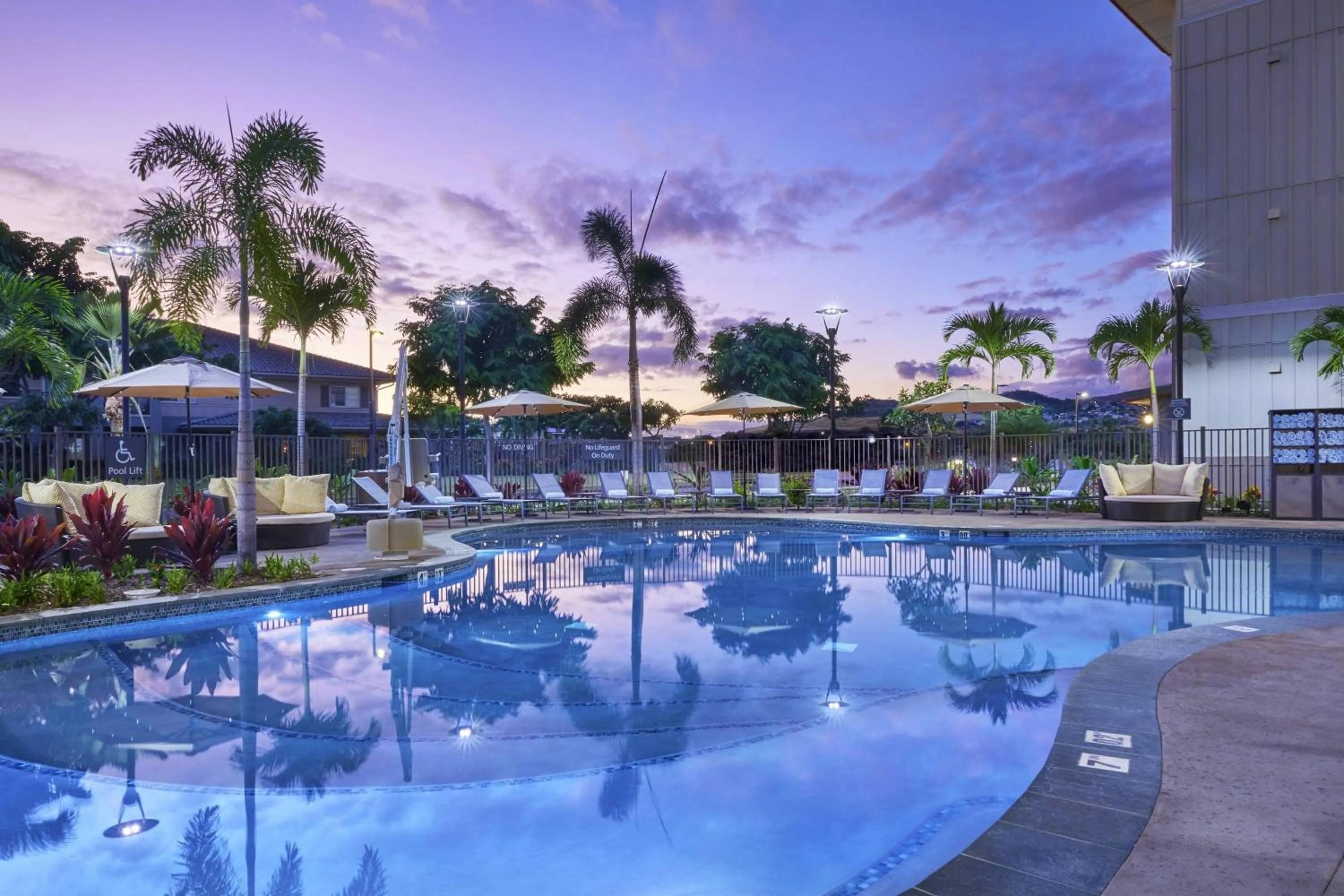 Swimming pool in Residence Inn by Marriott Oahu Kapolei