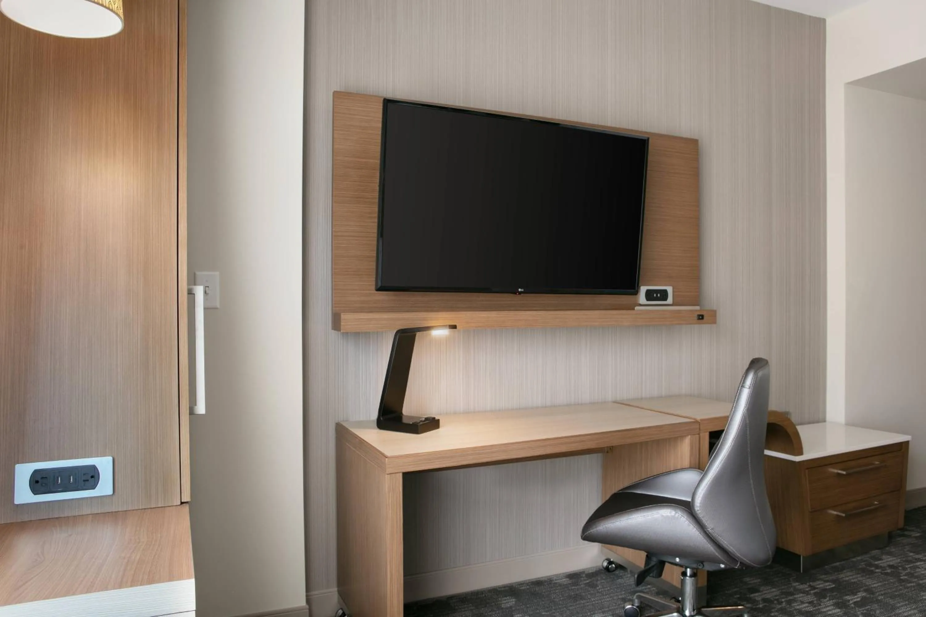 Photo of the whole room in Courtyard Sioux City Downtown/Convention Center