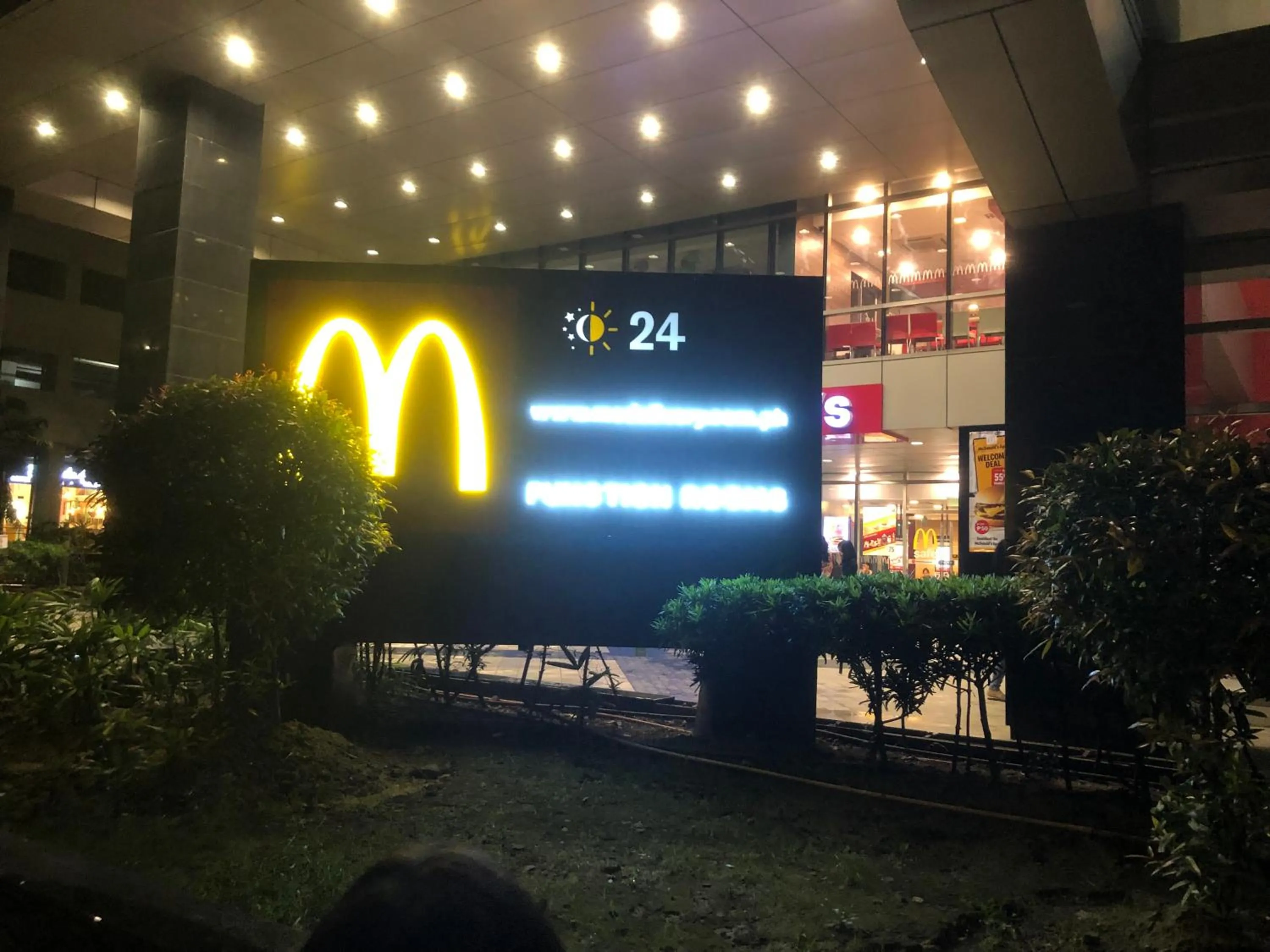 Text overlay in IT PARK, Cebu City, Twin Beds Avida Riala - unlimited data fast internet up to 100mbps