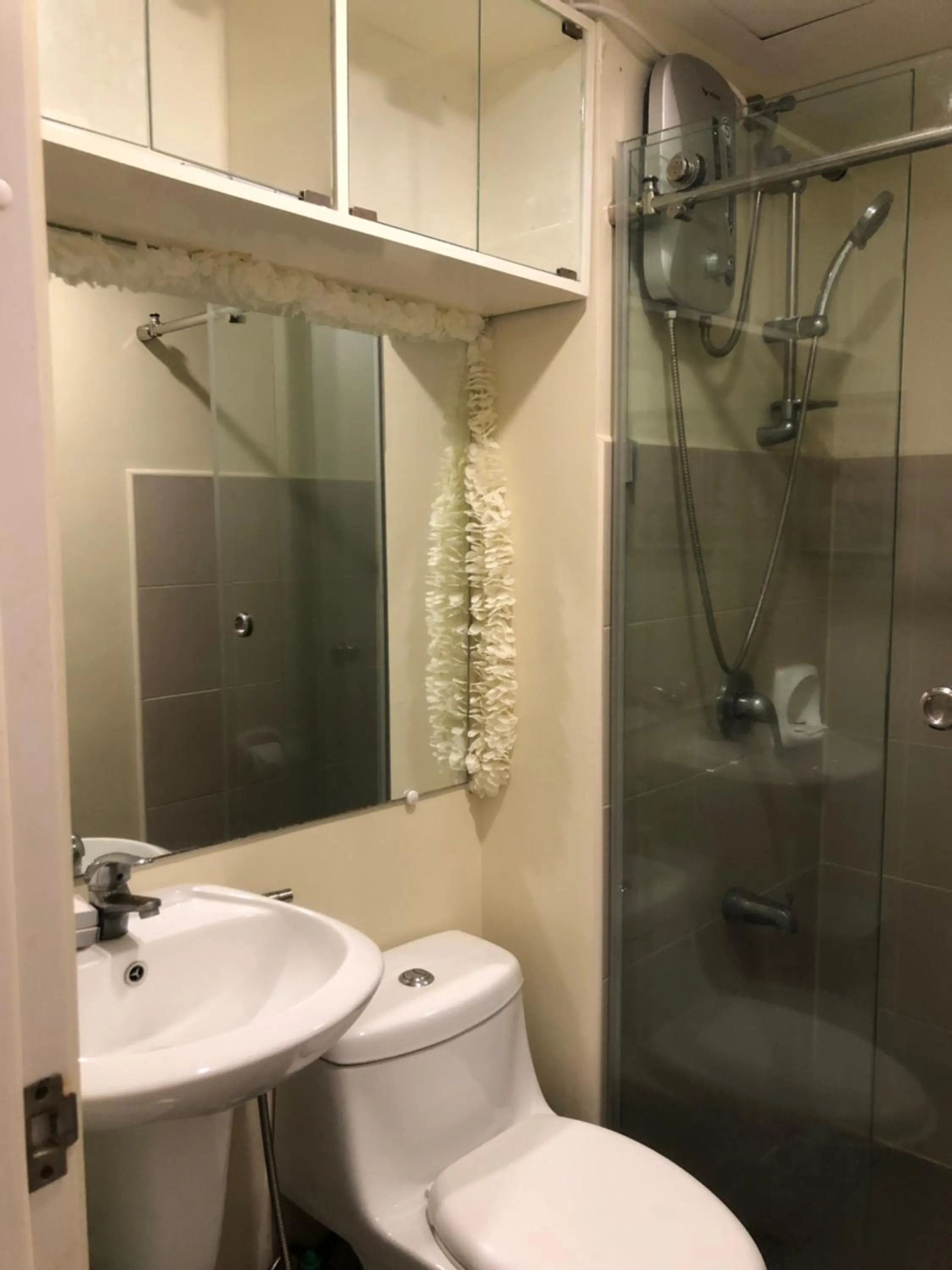 Toilet in IT PARK, Cebu City, Twin Beds Avida Riala - unlimited data fast internet up to 100mbps