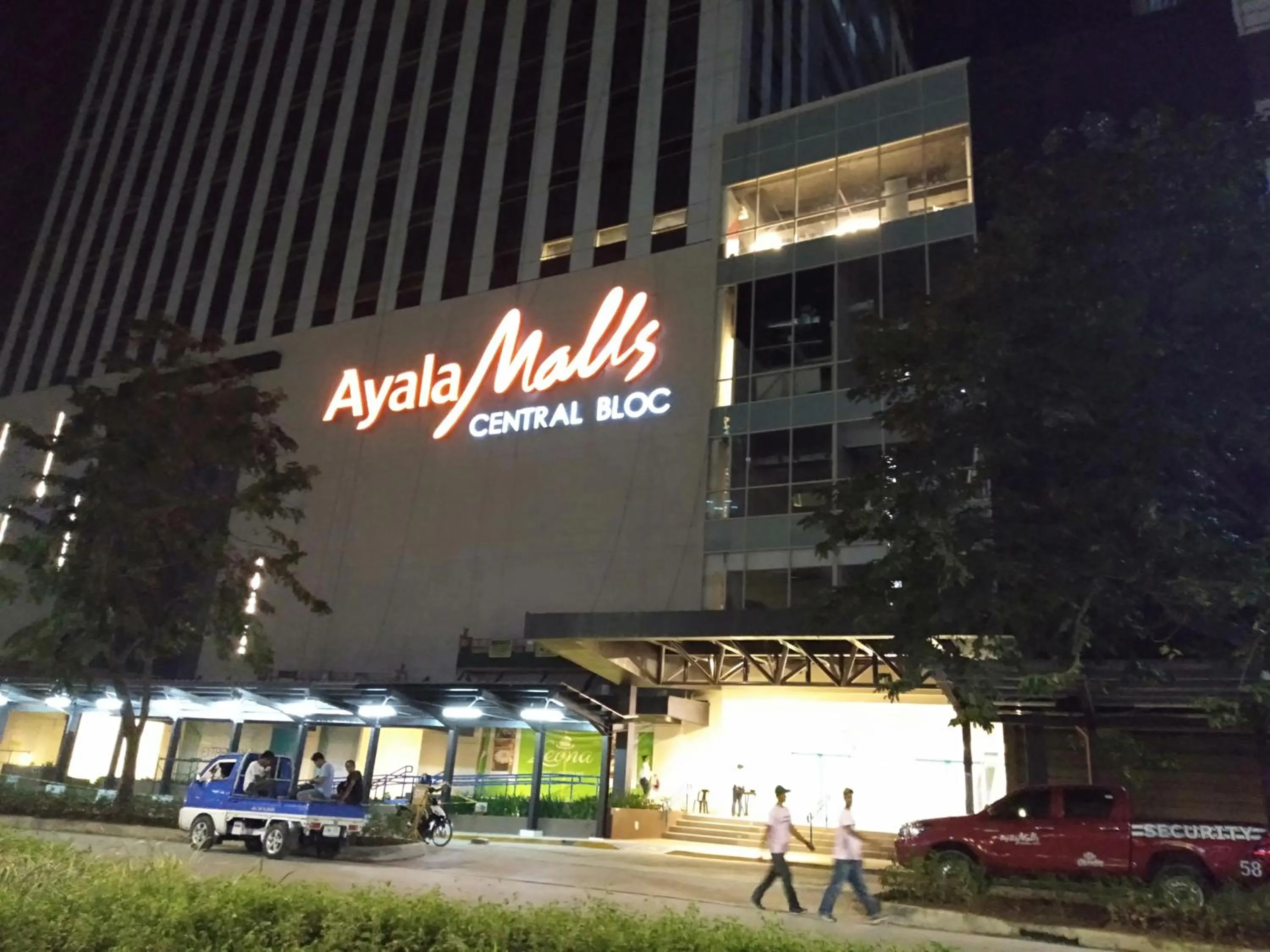 Shopping Area in IT PARK, Cebu City, Twin Beds Avida Riala - unlimited data fast internet up to 100mbps