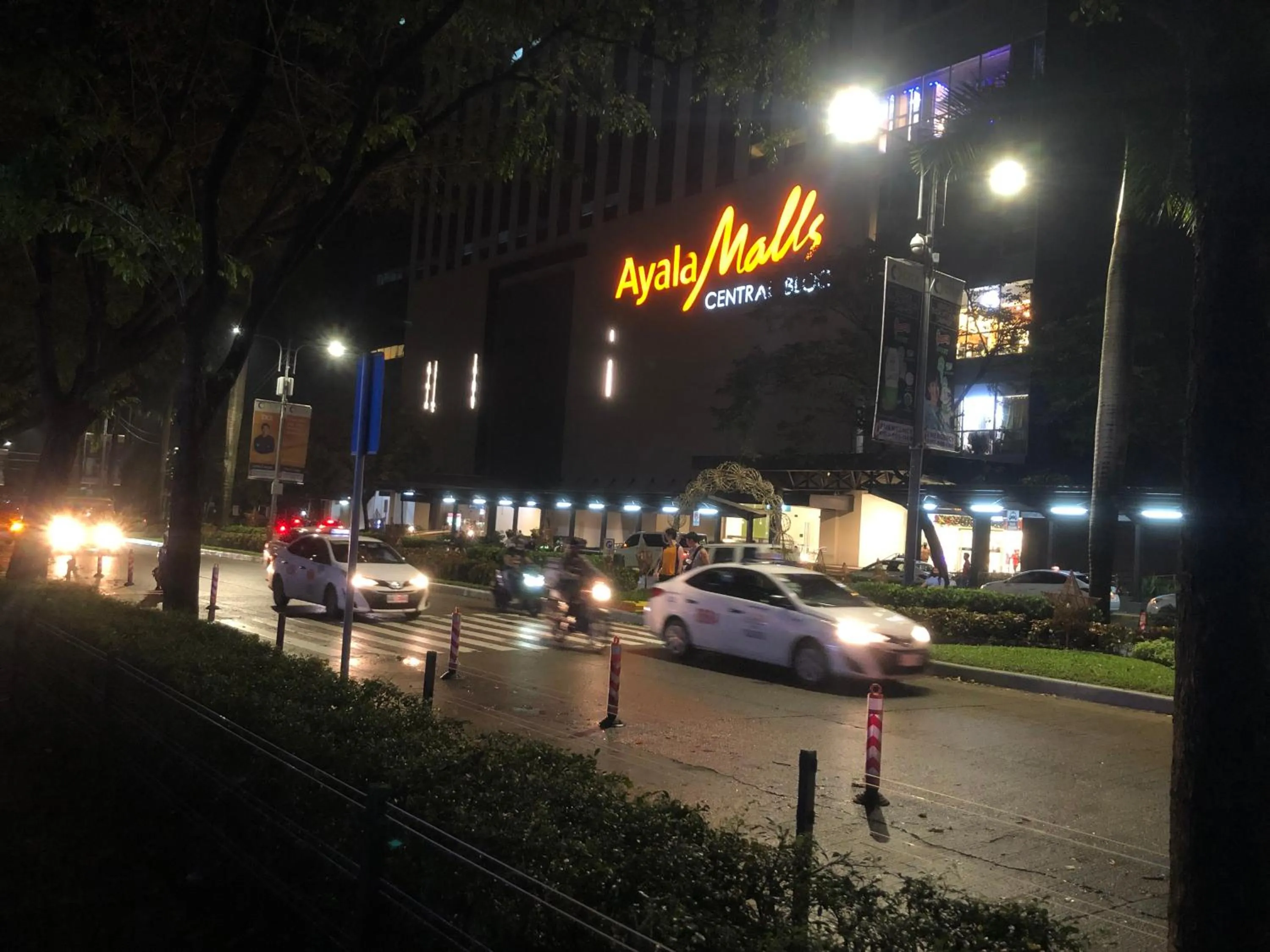 Supermarket/grocery shop in IT PARK, Cebu City, Twin Beds Avida Riala - unlimited data fast internet up to 100mbps