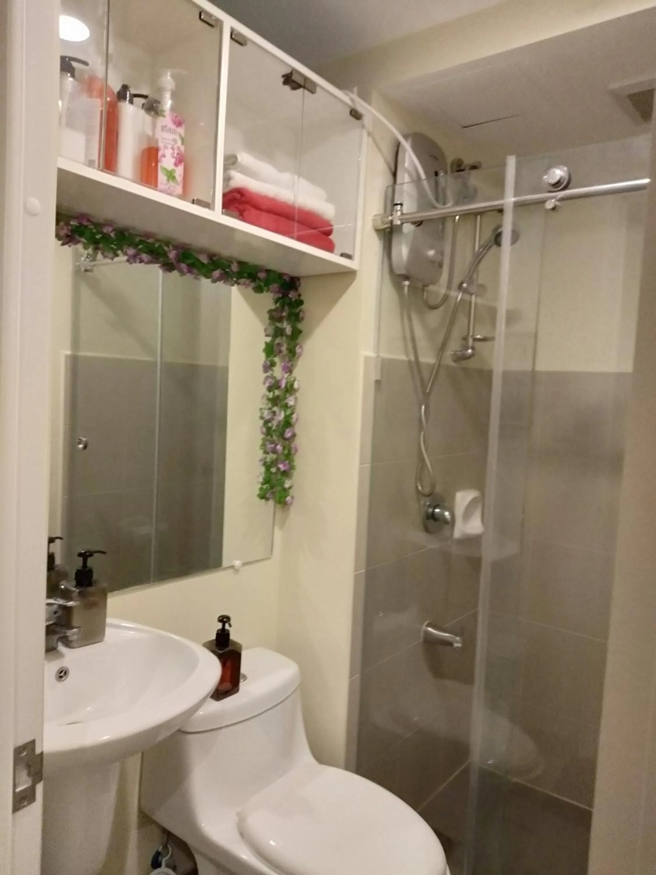 Shower in IT PARK, Cebu City, Twin Beds Avida Riala - unlimited data fast internet up to 100mbps