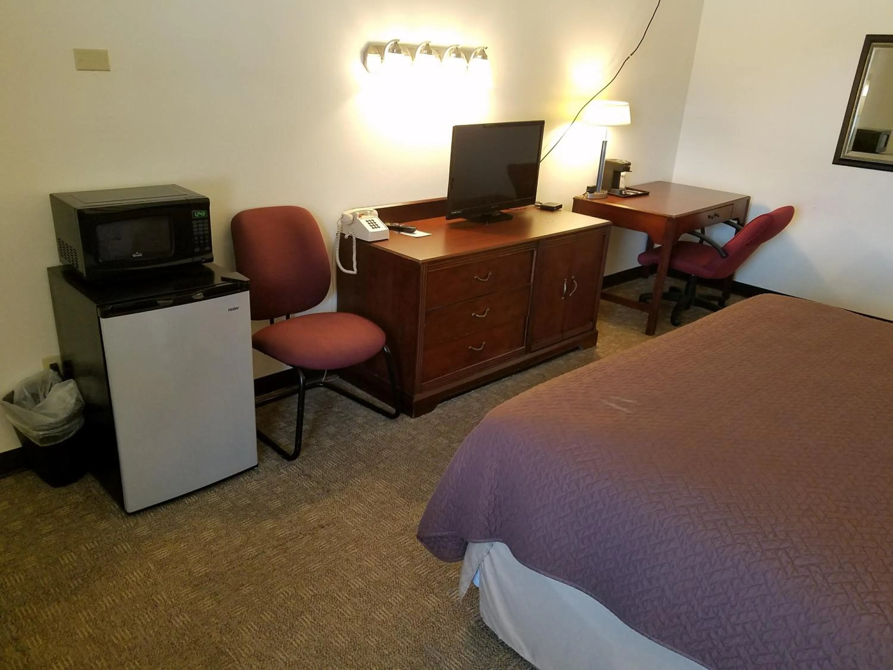 Living room, Bed in West Plains Motel