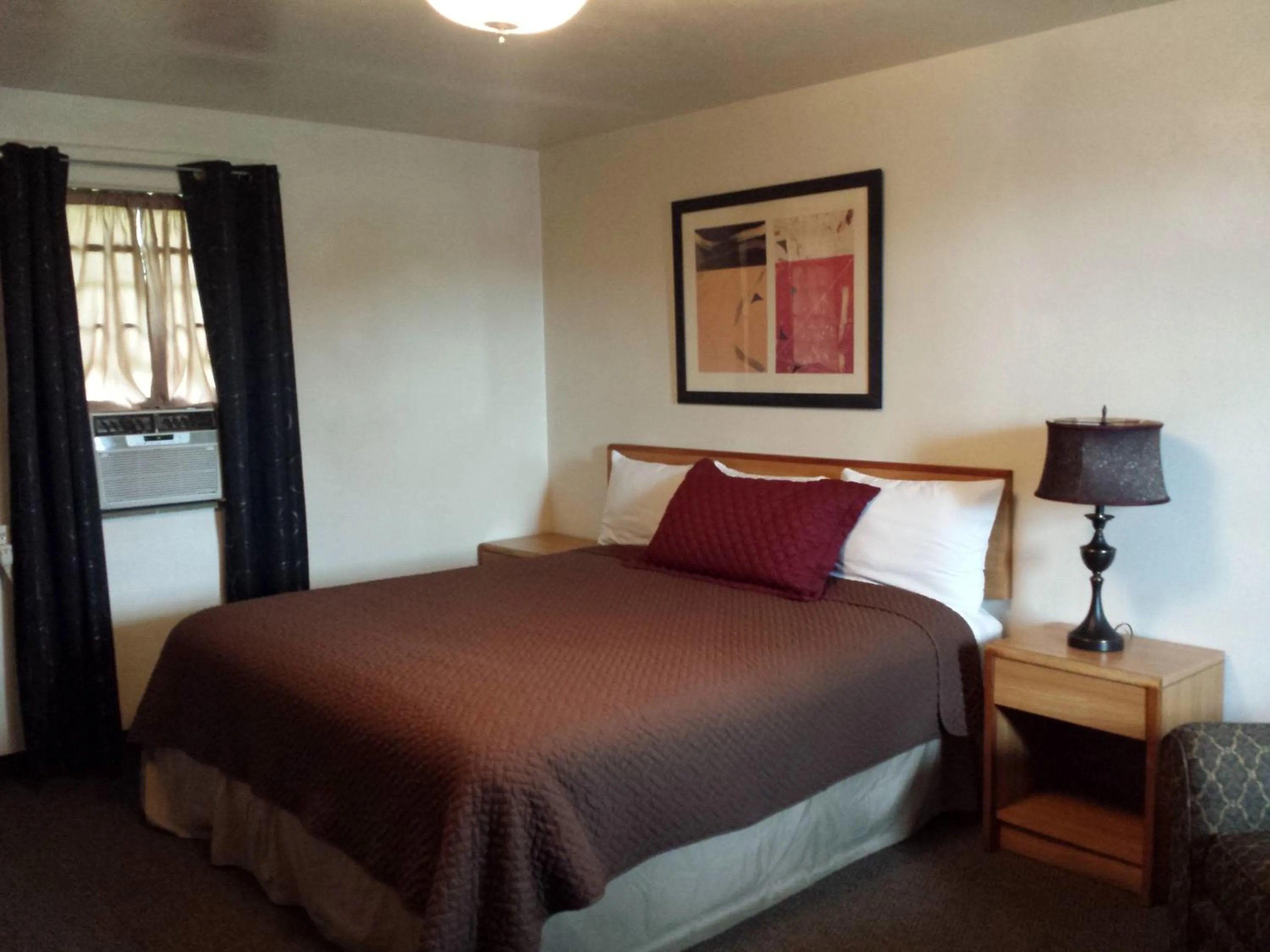 Photo of the whole room, Bed in West Plains Motel