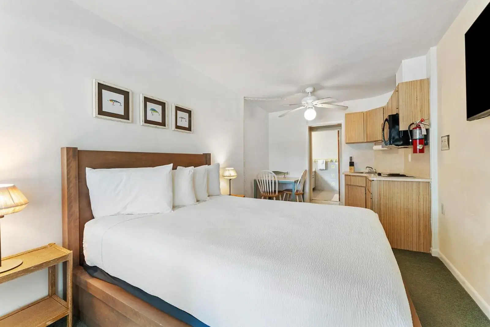 Efficiency Queen Studio - Maximum 2 People in Parmer's Resort Efficiency Queen Studio - Maximum 2 People in Parmer's Resort