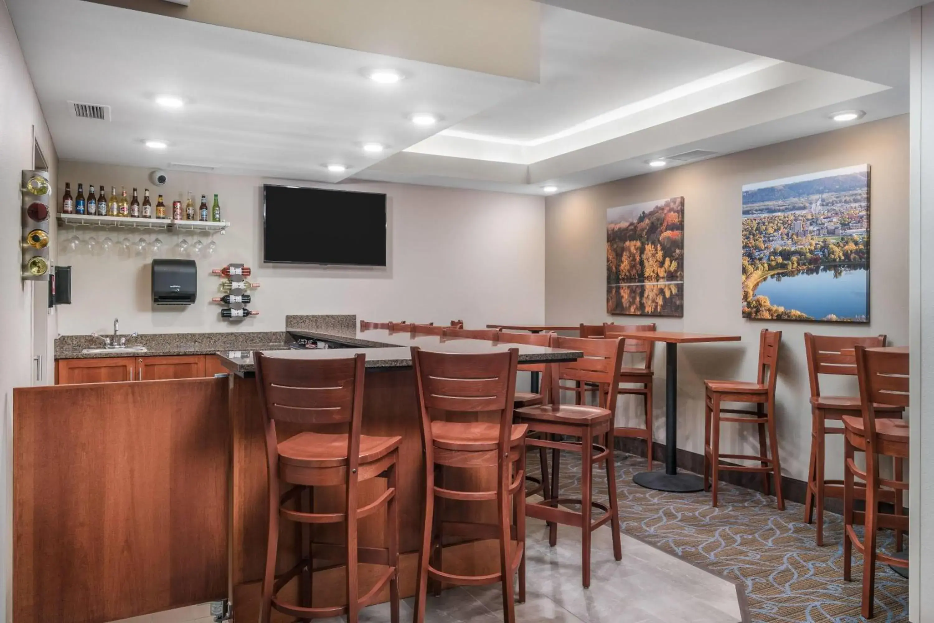 Lounge or bar in AmericInn by Wyndham Winona Lounge or bar in AmericInn by Wyndham Winona