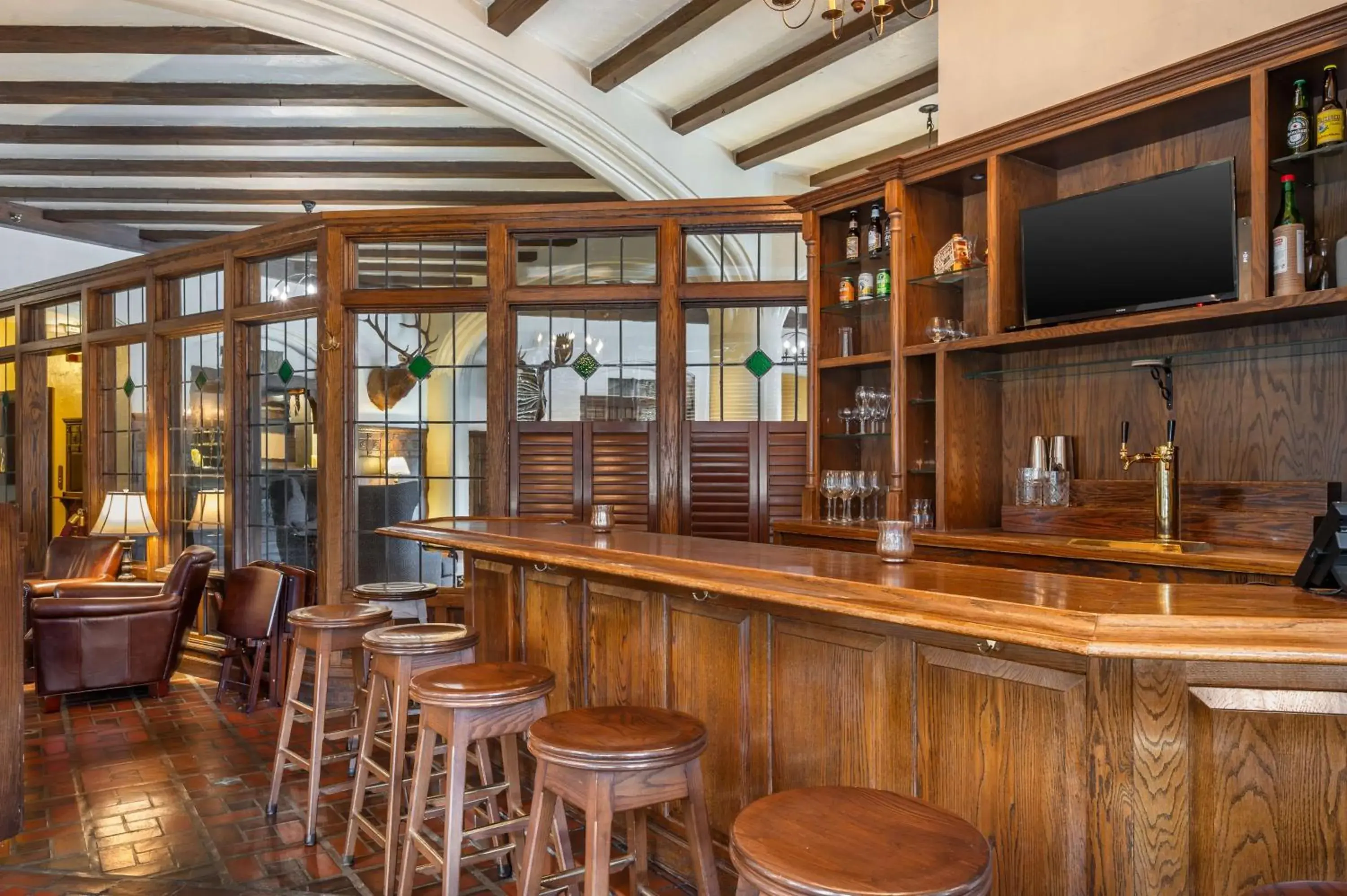 Lounge or bar in Best Western Premier Mariemont Inn Lounge or bar in Best Western Premier Mariemont Inn