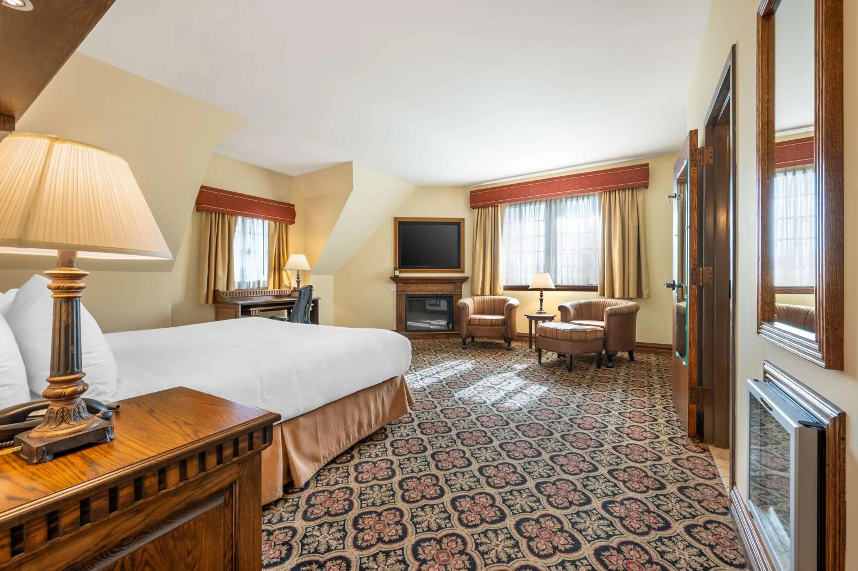 Bedroom, Bed in Best Western Premier Mariemont Inn