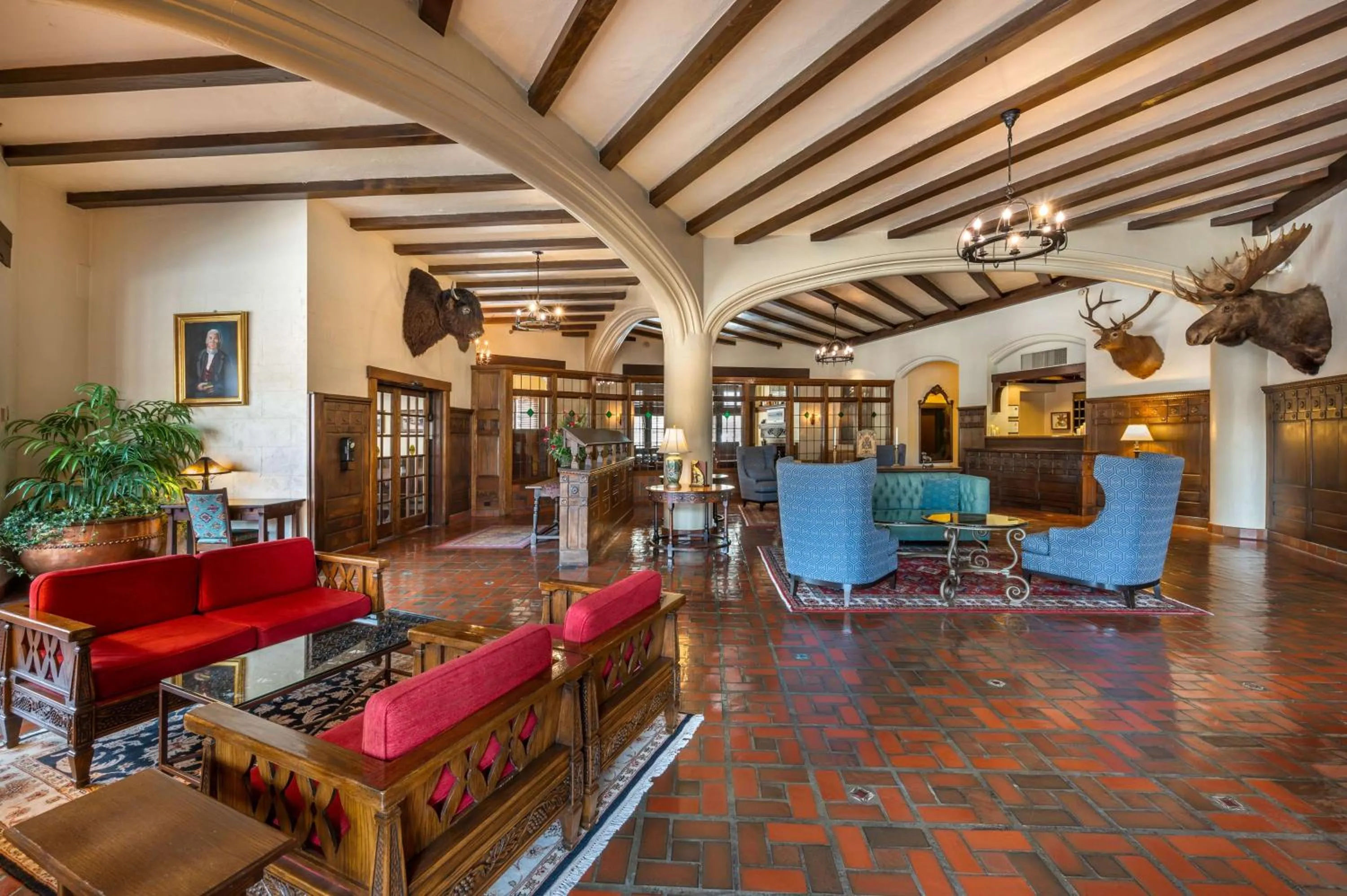 Lobby or reception in Best Western Premier Mariemont Inn