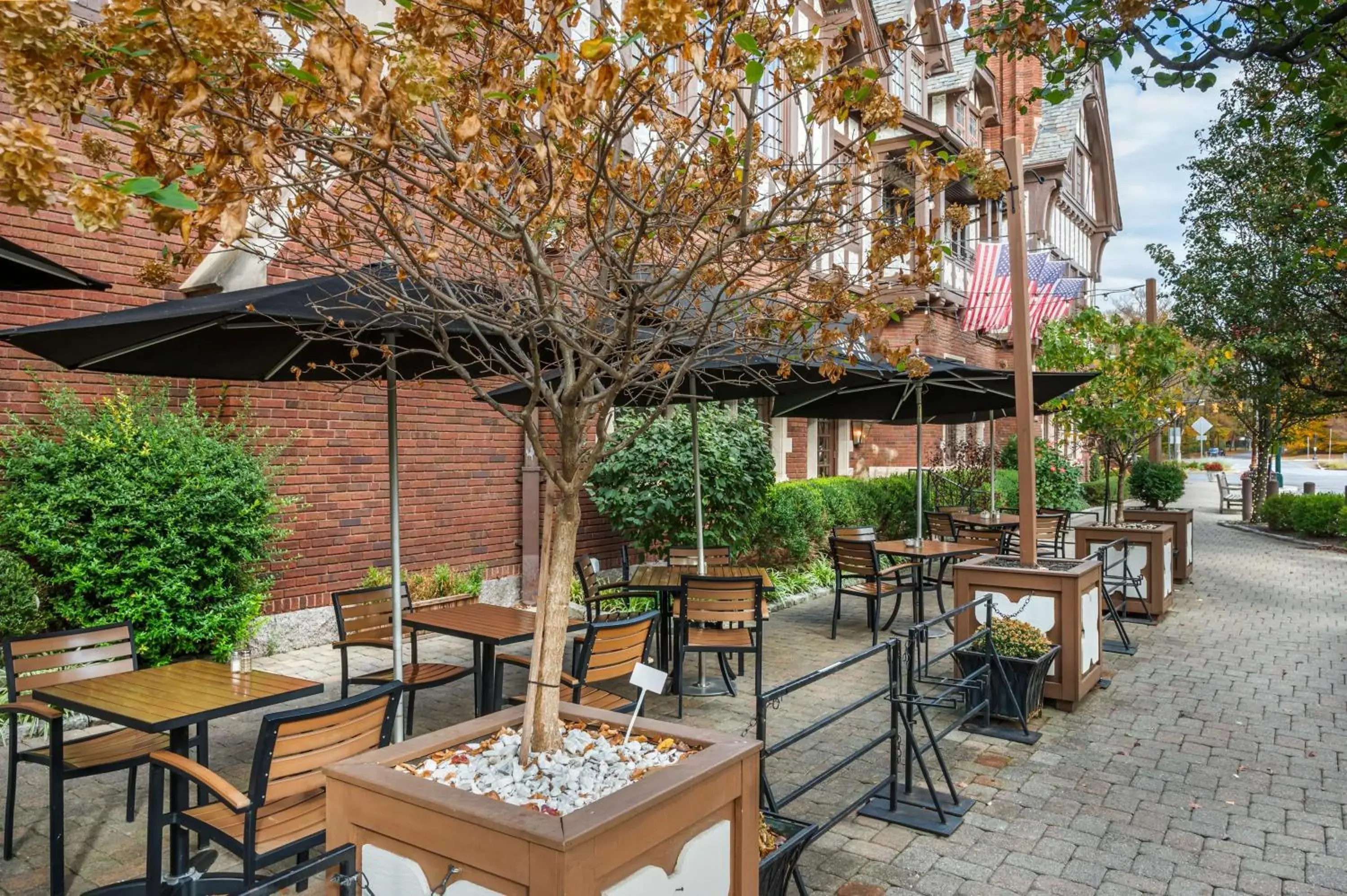 Property building in Best Western Premier Mariemont Inn Property building in Best Western Premier Mariemont Inn