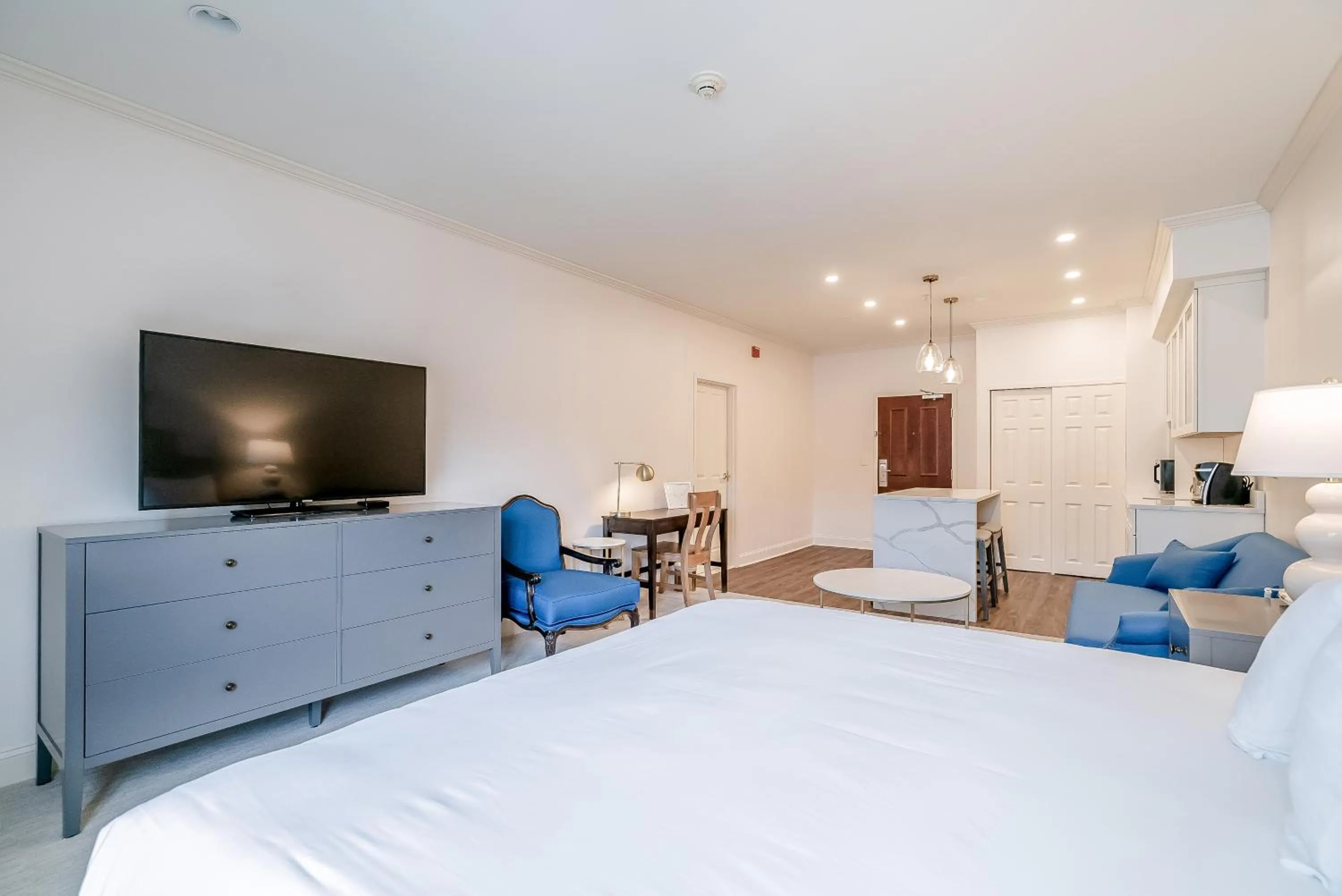 Photo of the whole room, Bed in Chateau Renault